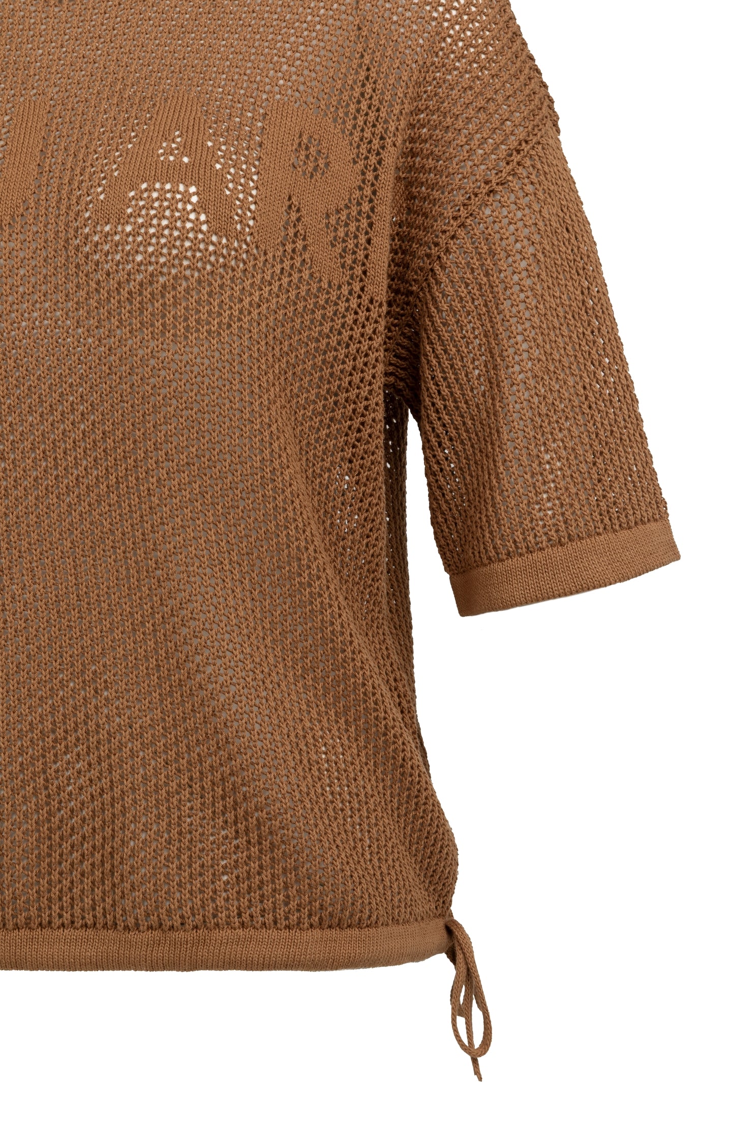 Open-knit top with short sleeves and artwork