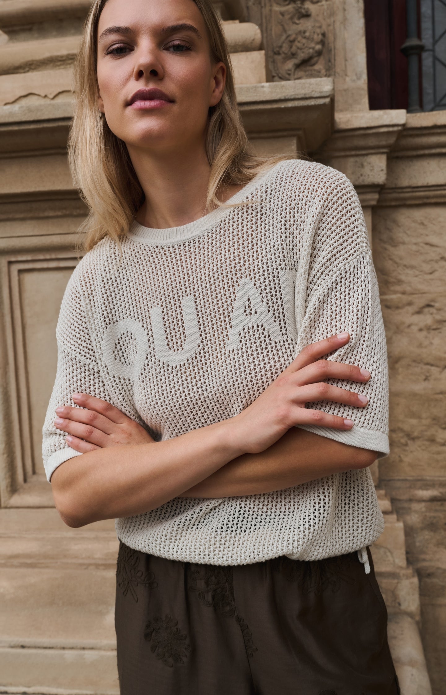 Open-knit top with short sleeves and artwork