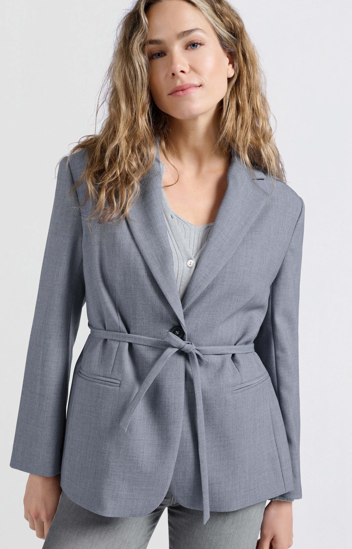 Oversized blazer with belt and classic lapels