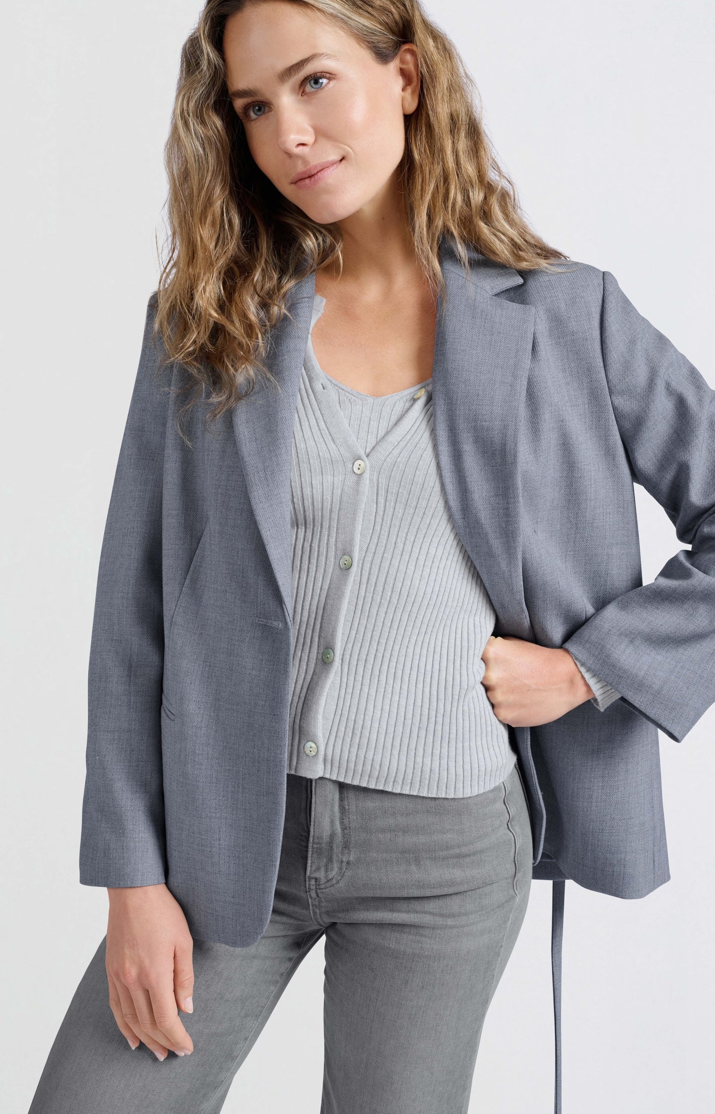 Oversized blazer with belt and classic lapels