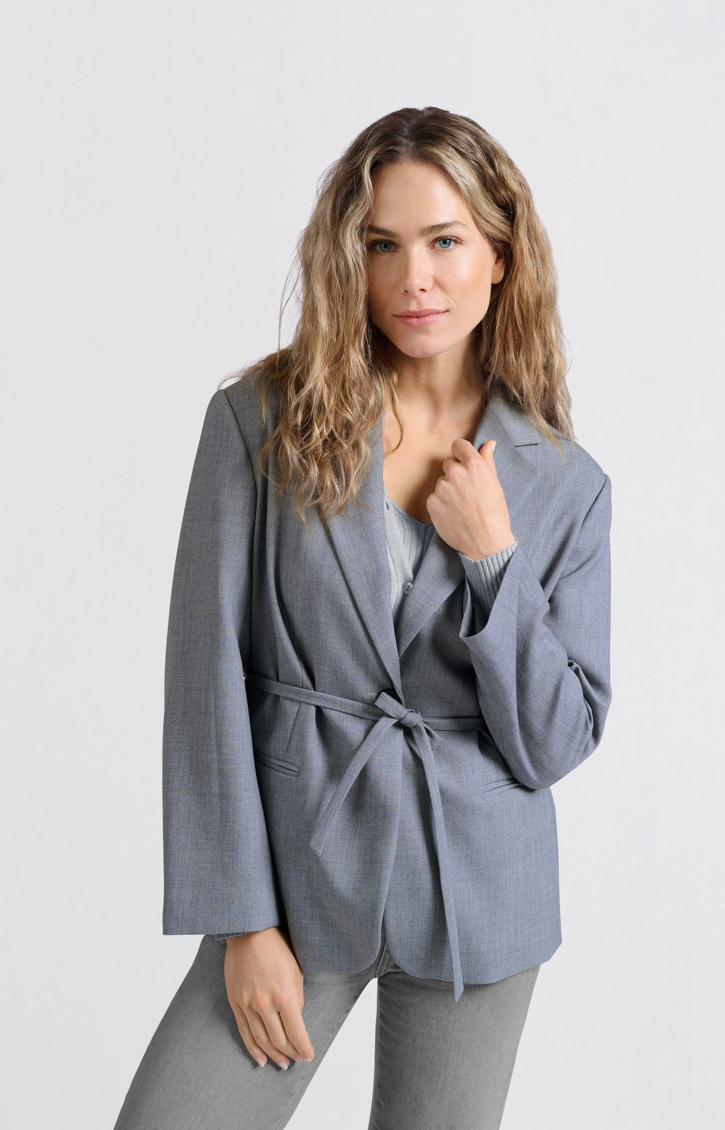 Oversized blazer with belt and classic lapels