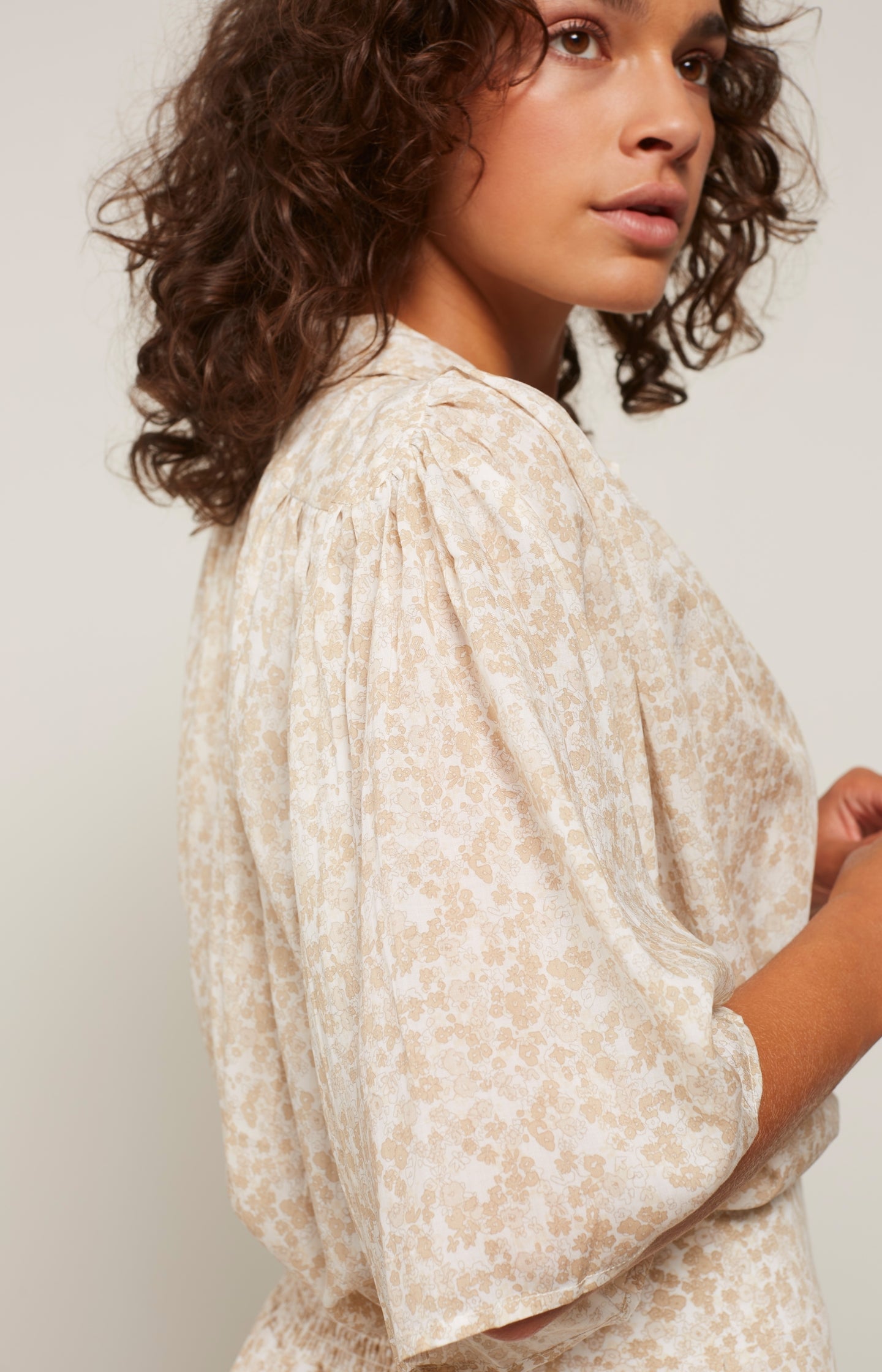 Oversized blouse with mid-length pleated and floral print