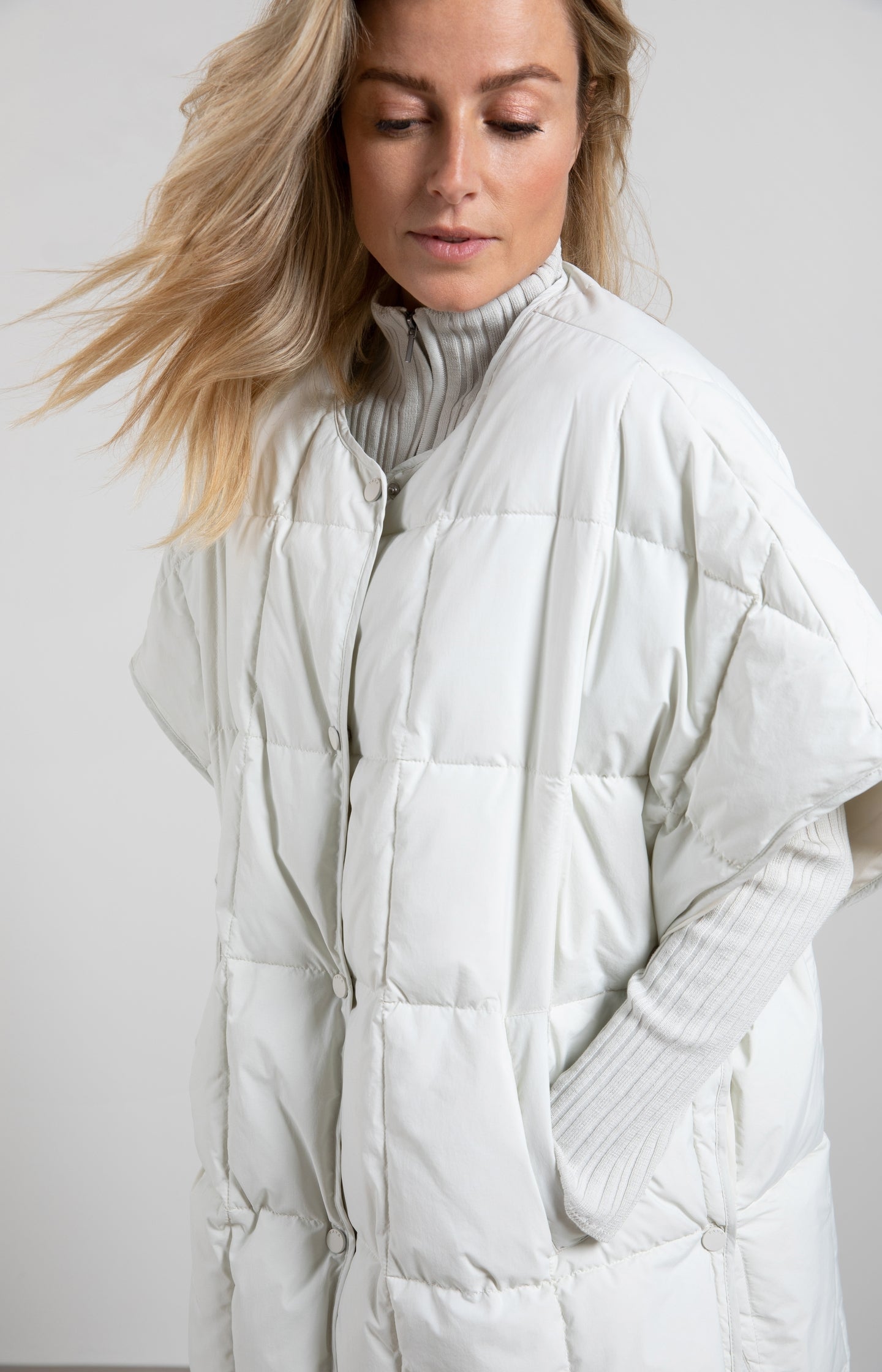 Oversized bodywarmer with round neck and press-studs