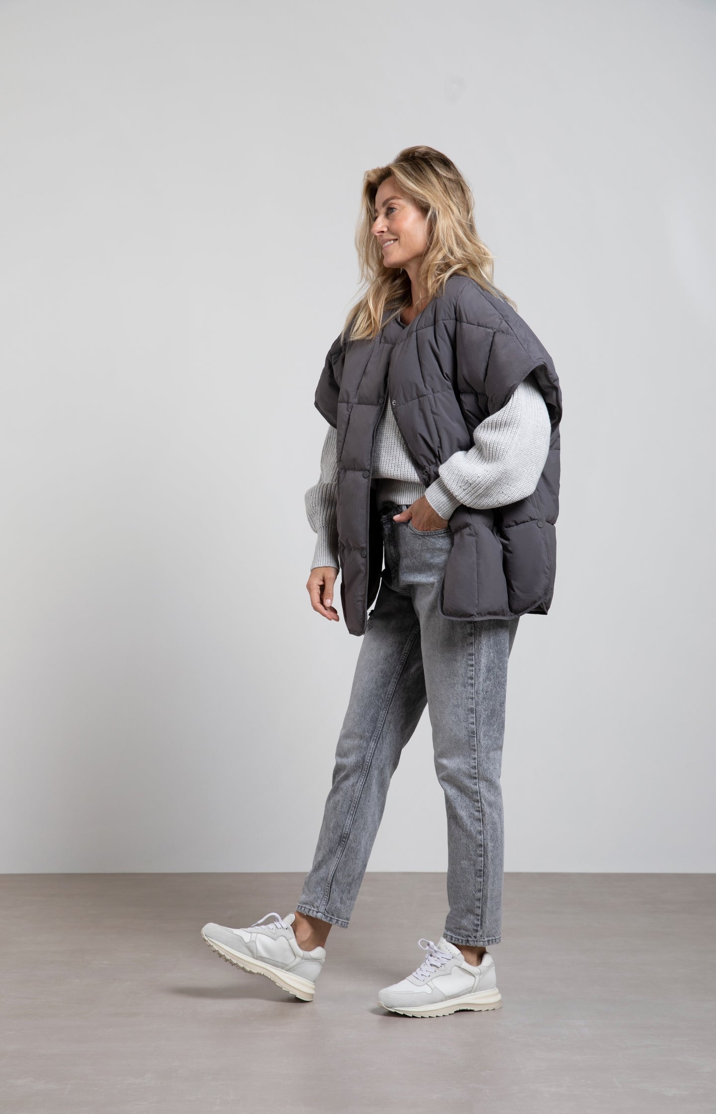 Oversized bodywarmer with round neck and press-studs