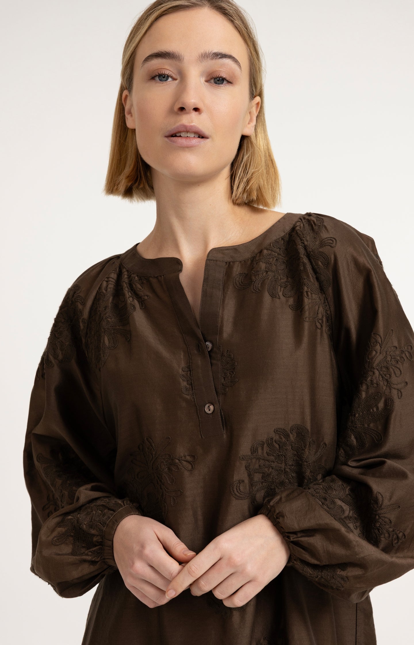 Oversized embroidered dress with long sleeves