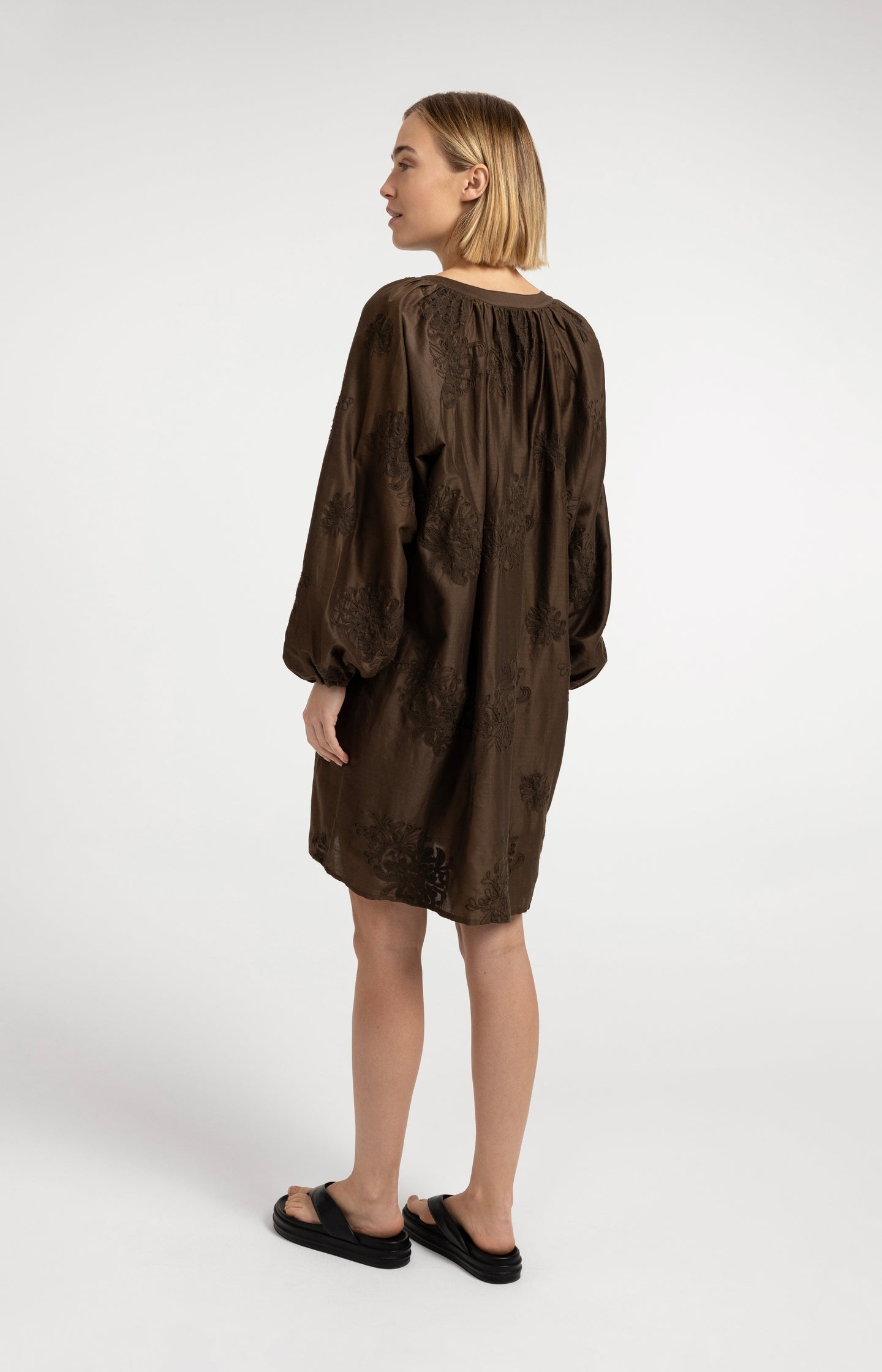 Oversized embroidered dress with long sleeves