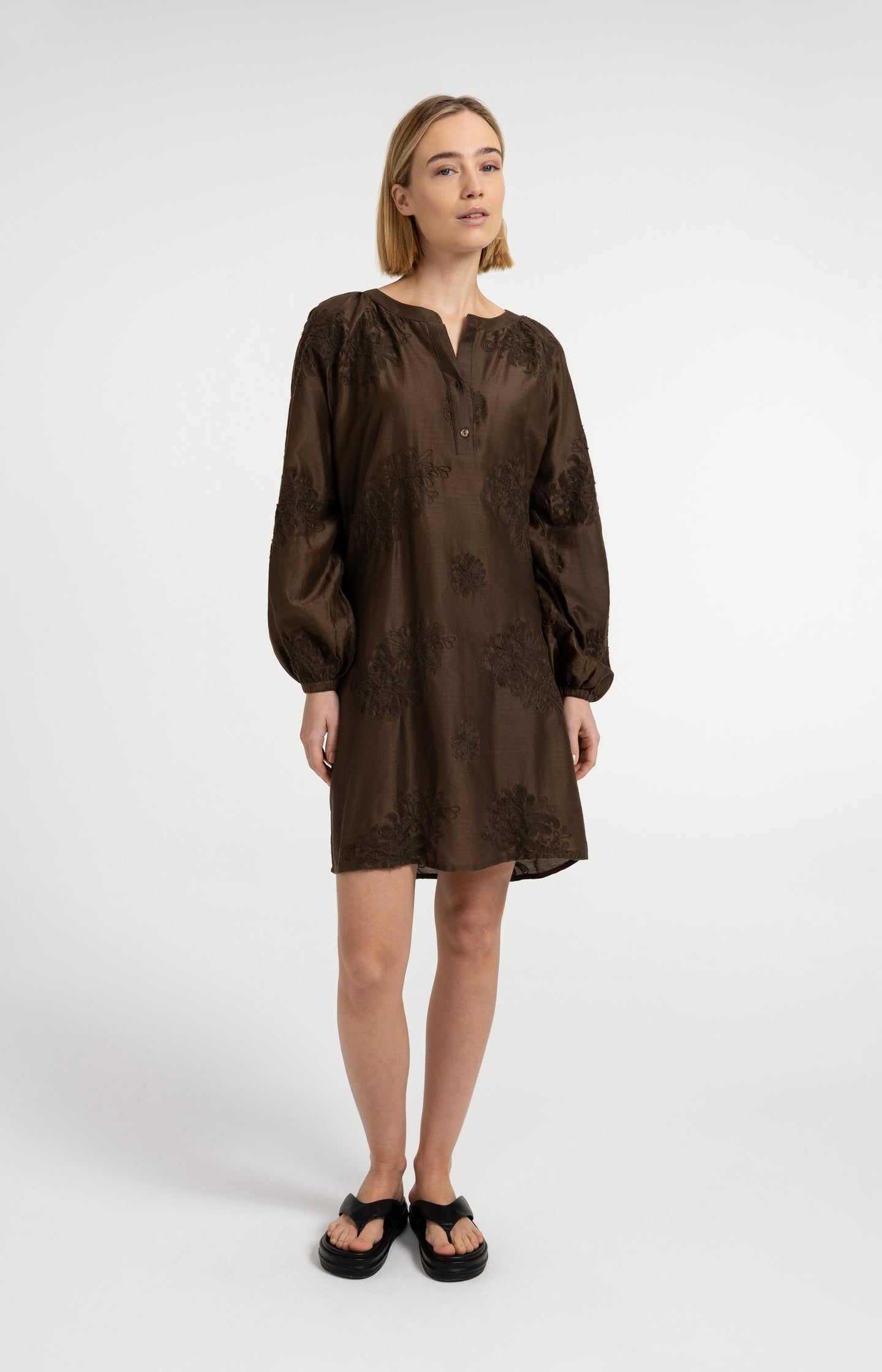 Oversized embroidered dress with long sleeves