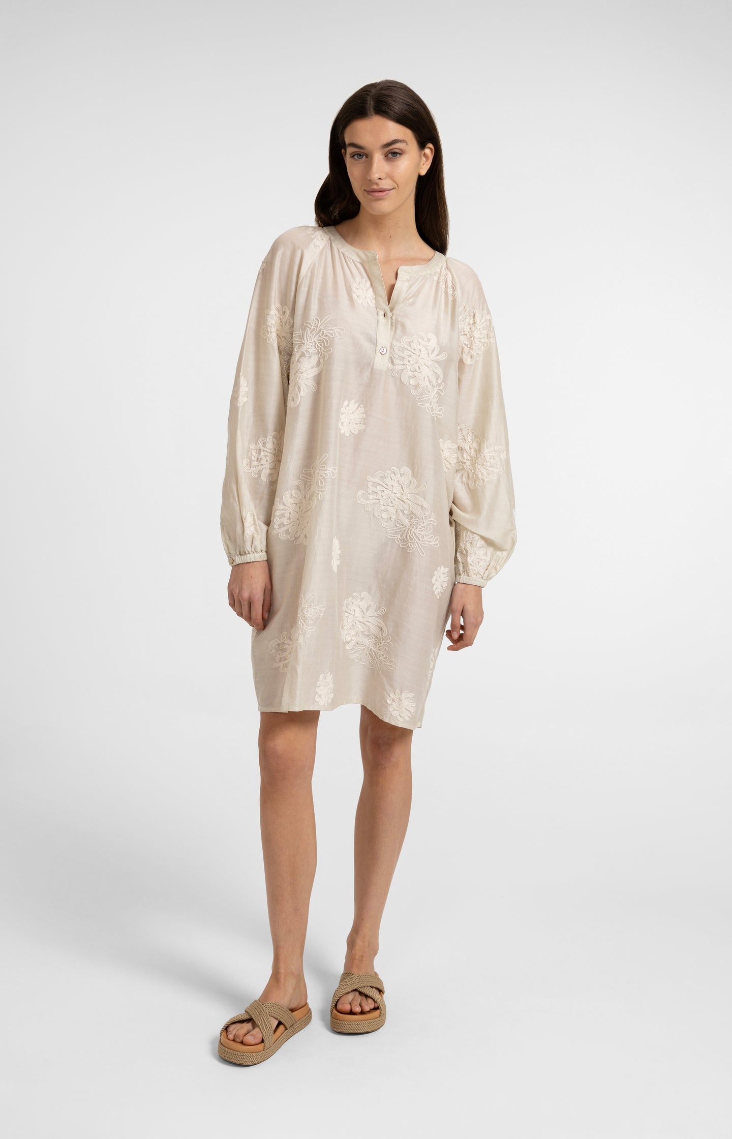 Oversized embroidered dress with long sleeves