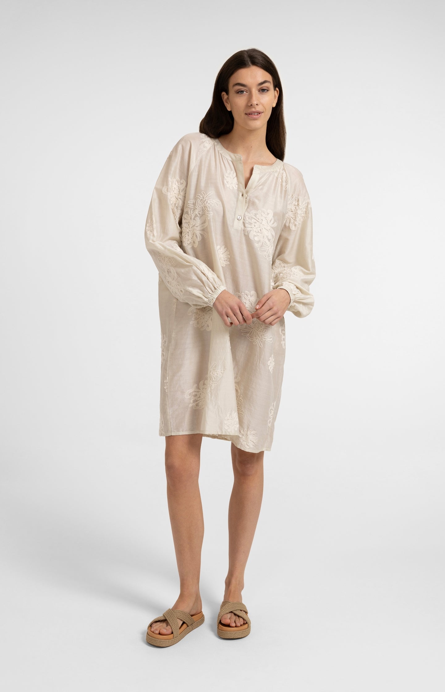 Oversized embroidered dress with long sleeves