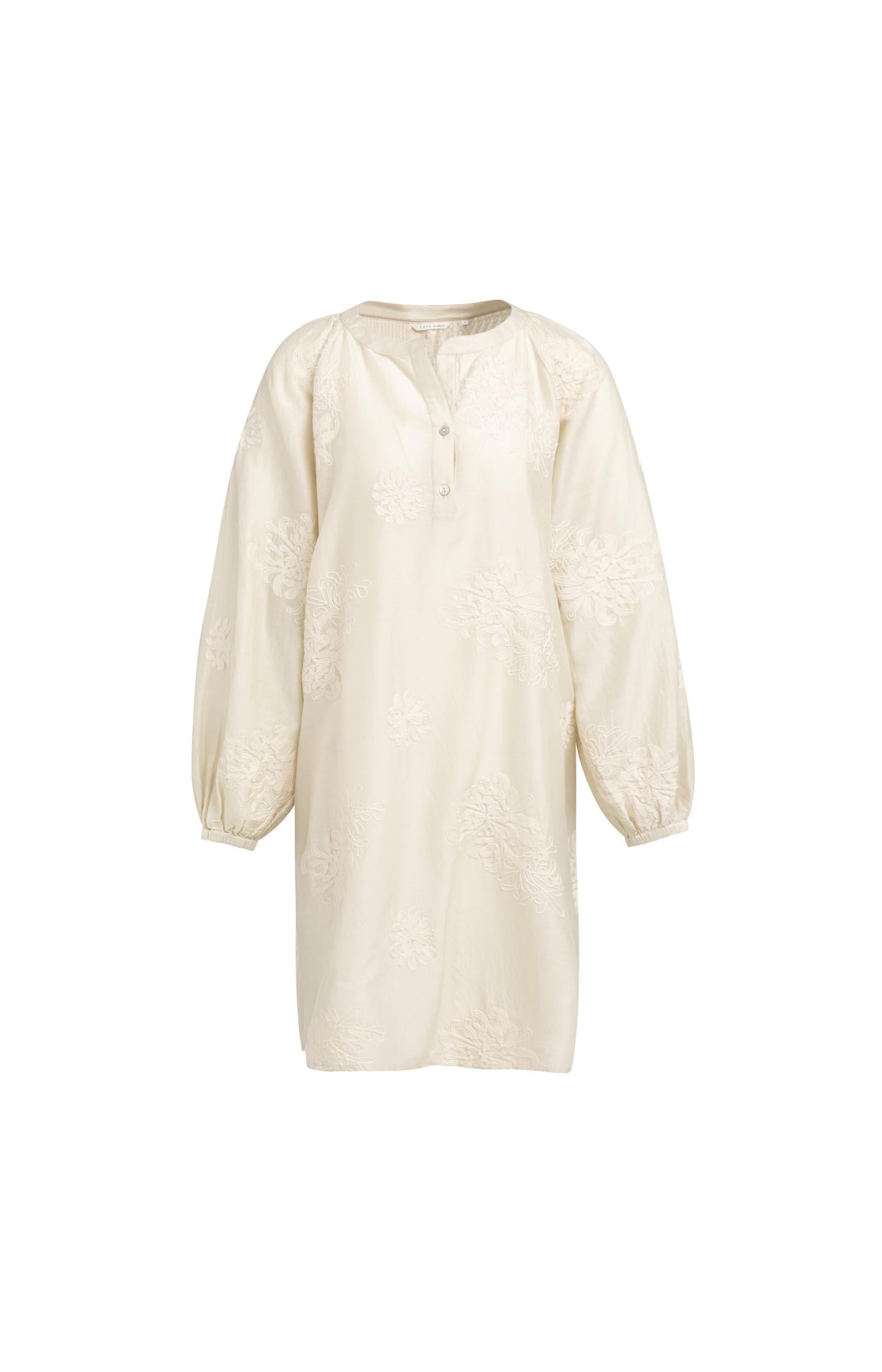 Oversized embroidered dress with long sleeves