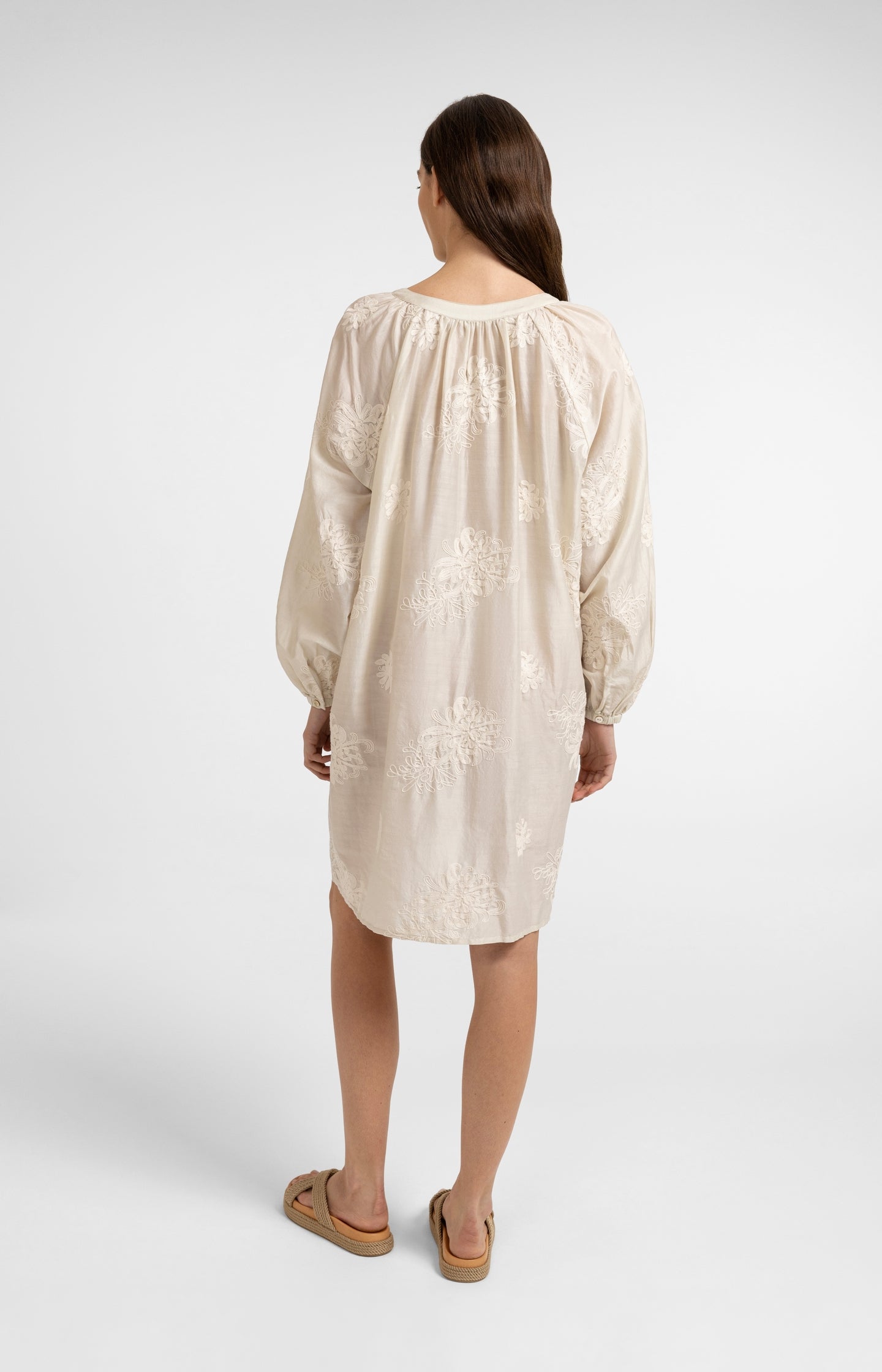 Oversized embroidered dress with long sleeves