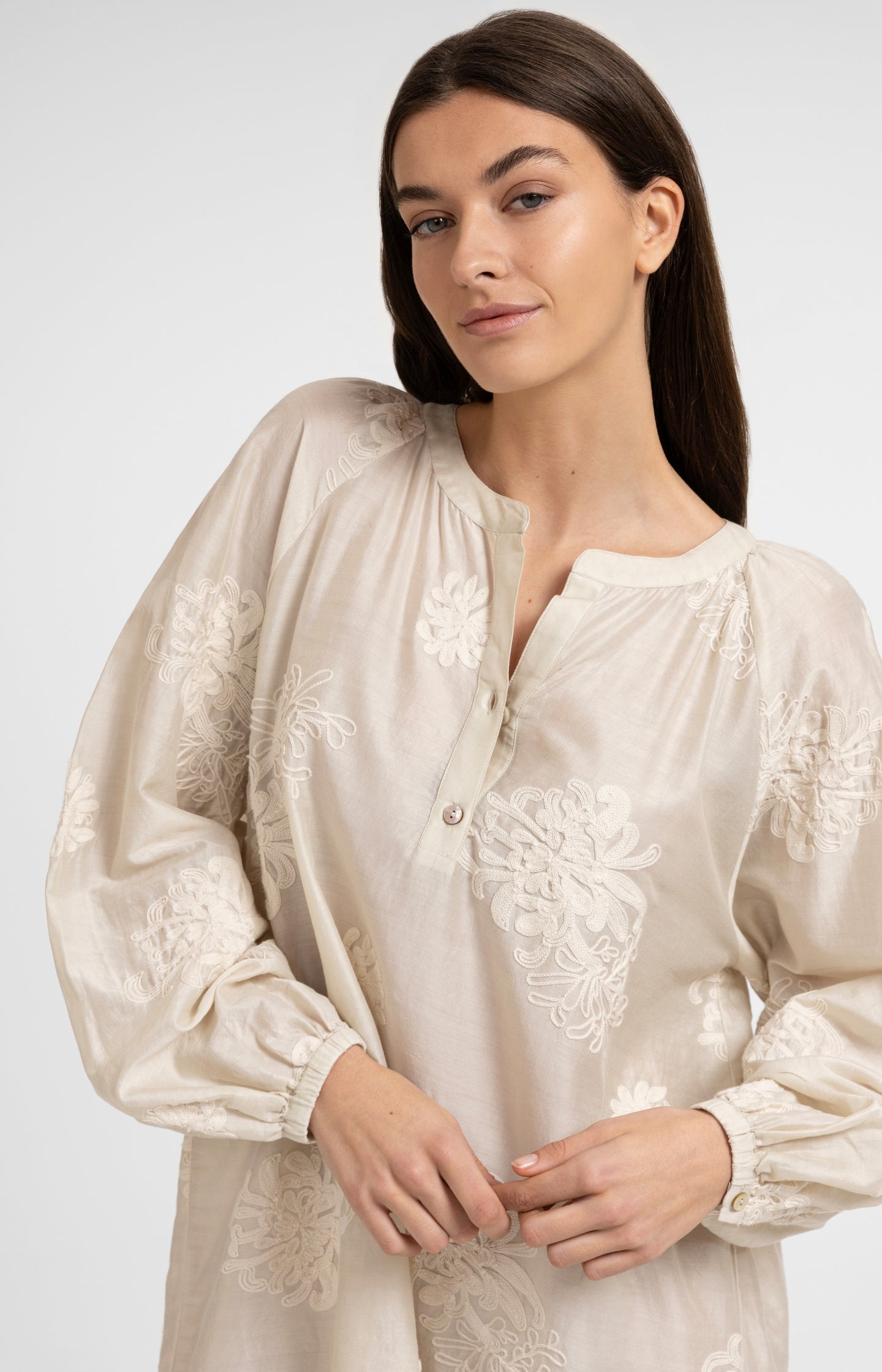 Oversized embroidered dress with long sleeves