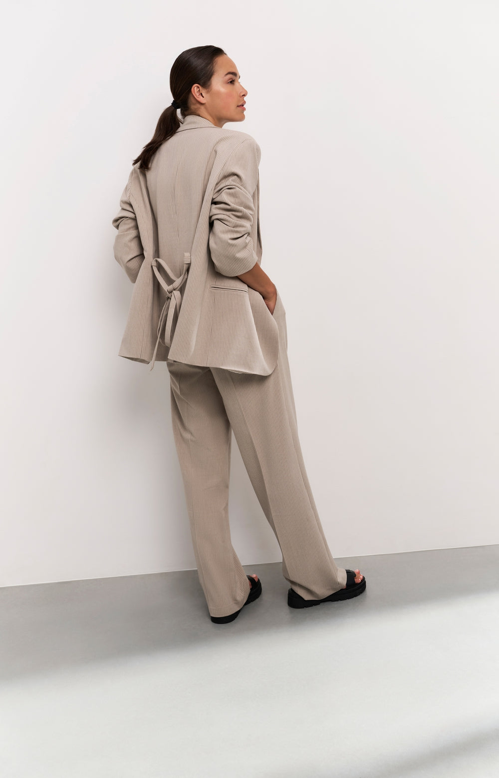 Oversize-Nadelstreifenblazemit Bindegürtel Humus Beige main image 1