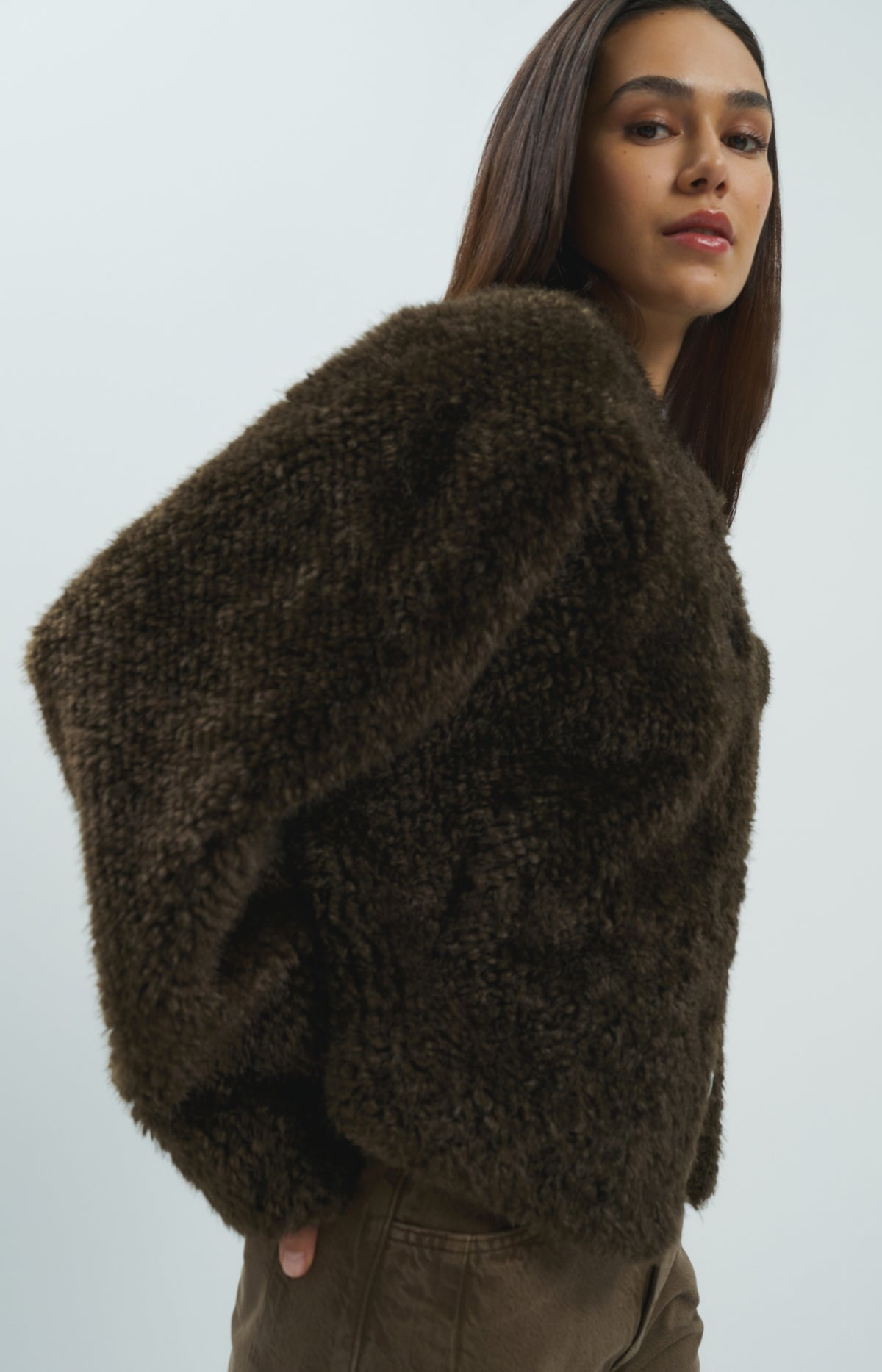 Oversized short faux fur jacket with buttons - Delicioso Brown