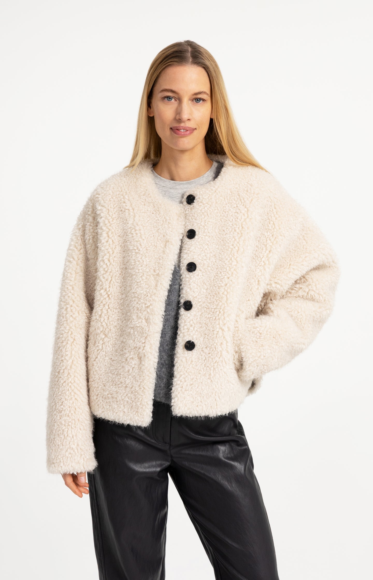 Oversized short faux fur jacket - Type: lookbook