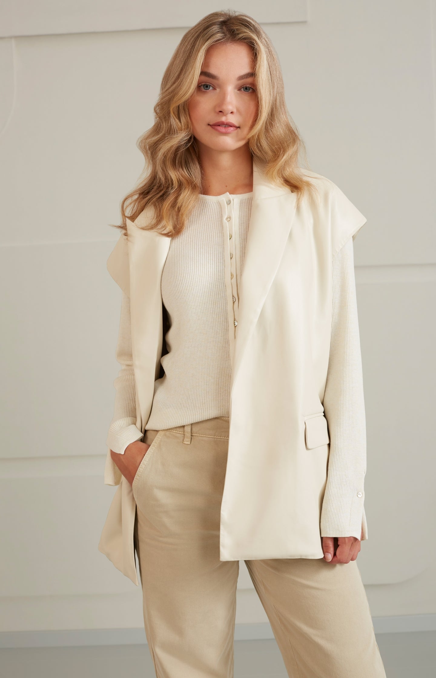 Oversized sleeveless blazer with collar and pockets - Ivory White - Type: lookbook