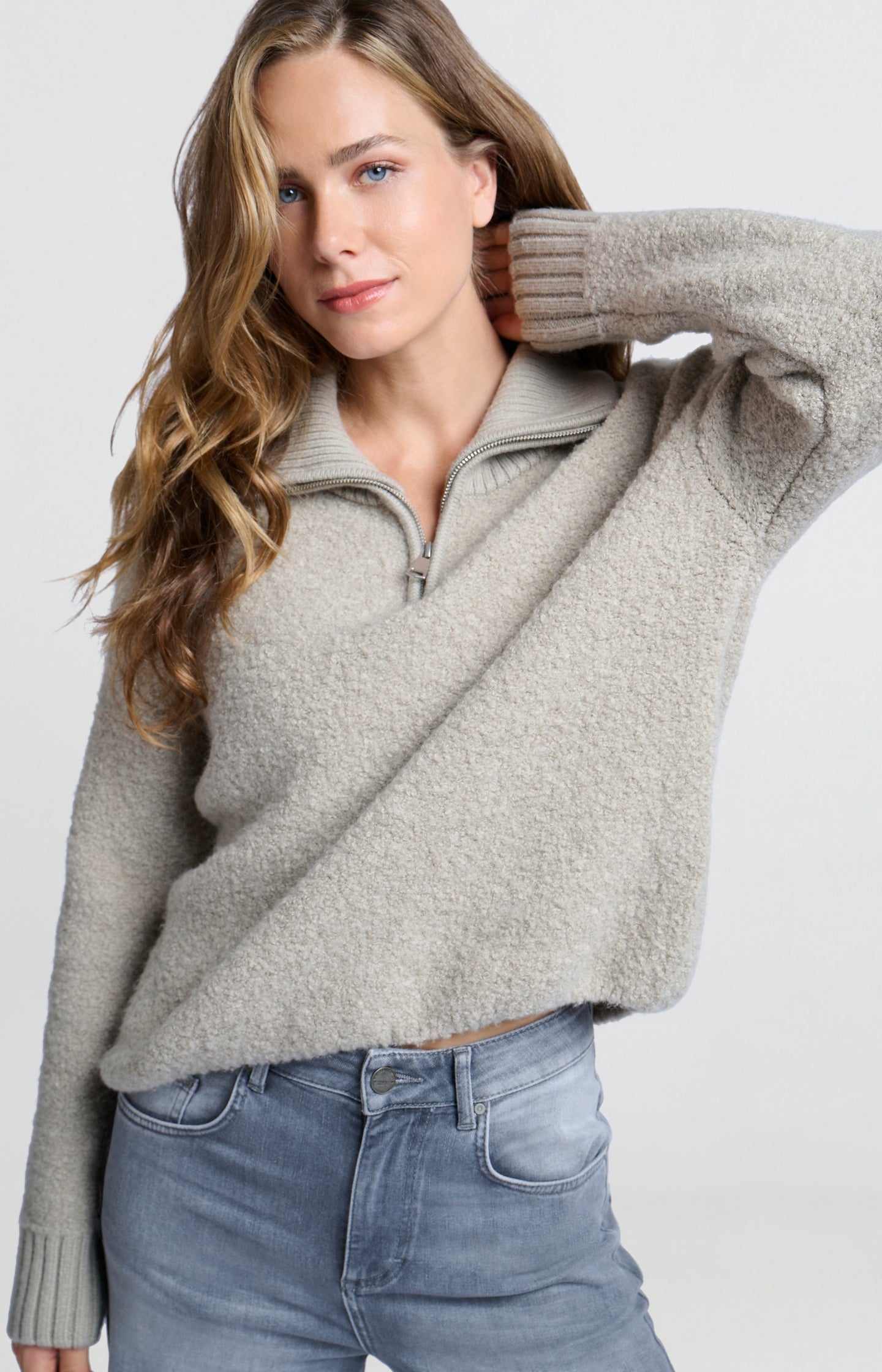 Oversized sweater with classic collar and half zipper