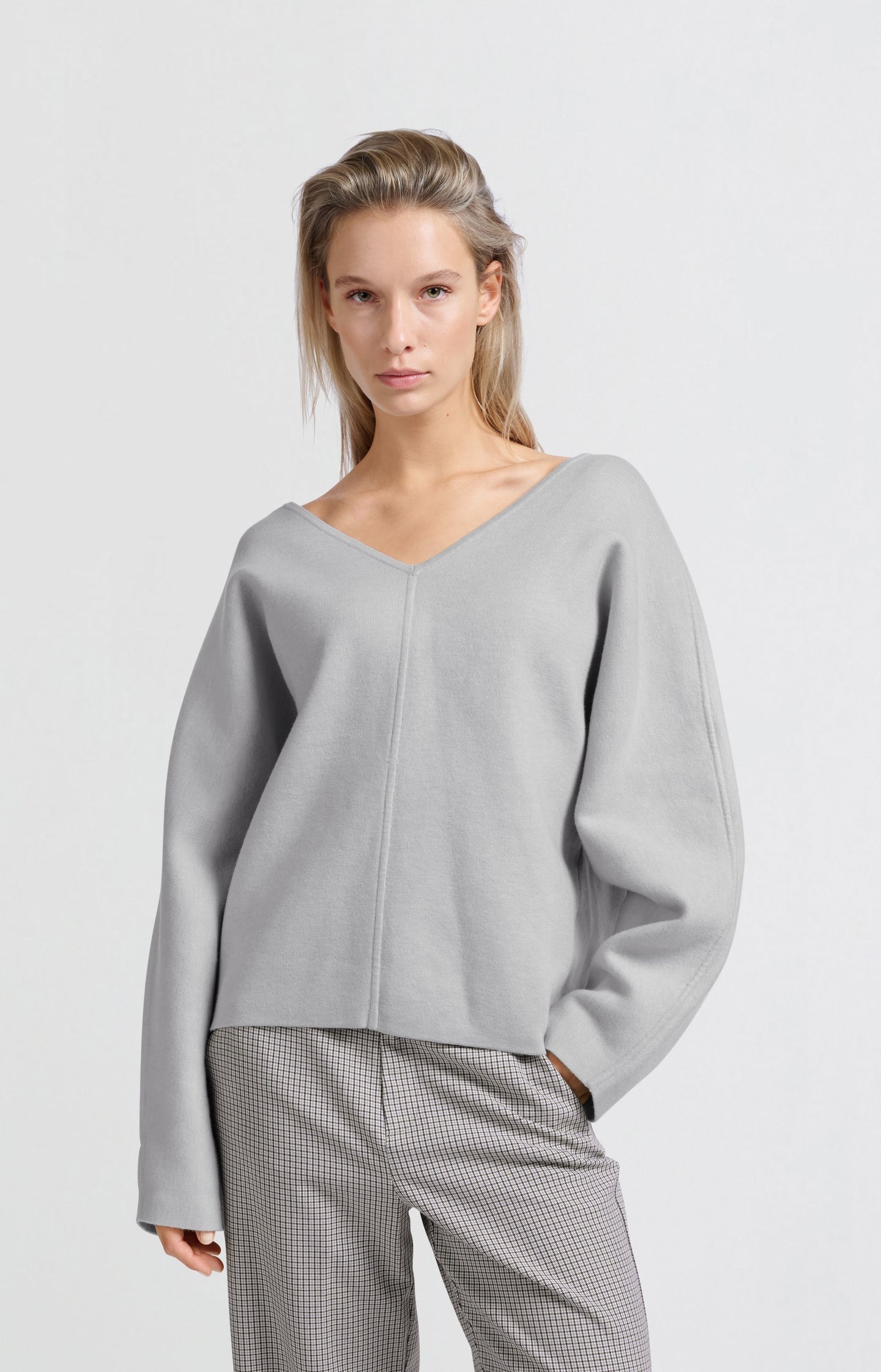 Oversized sweater with V-neck and long sleeves