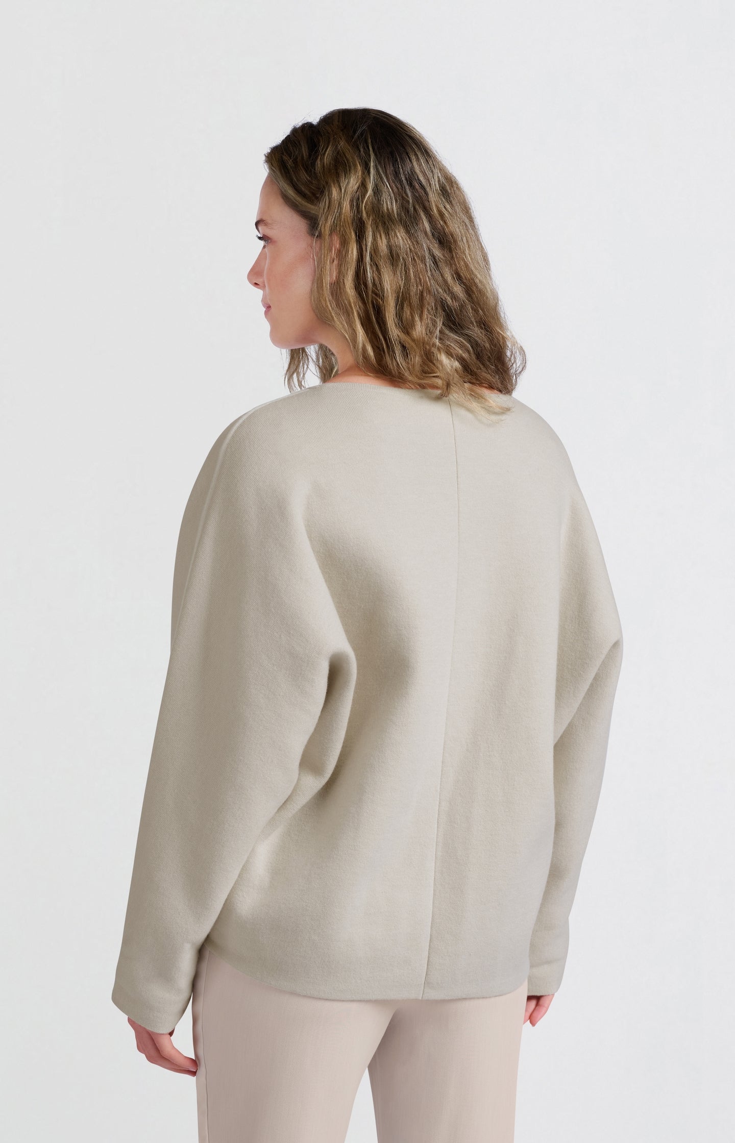 Oversized sweater with V-neck and long sleeves