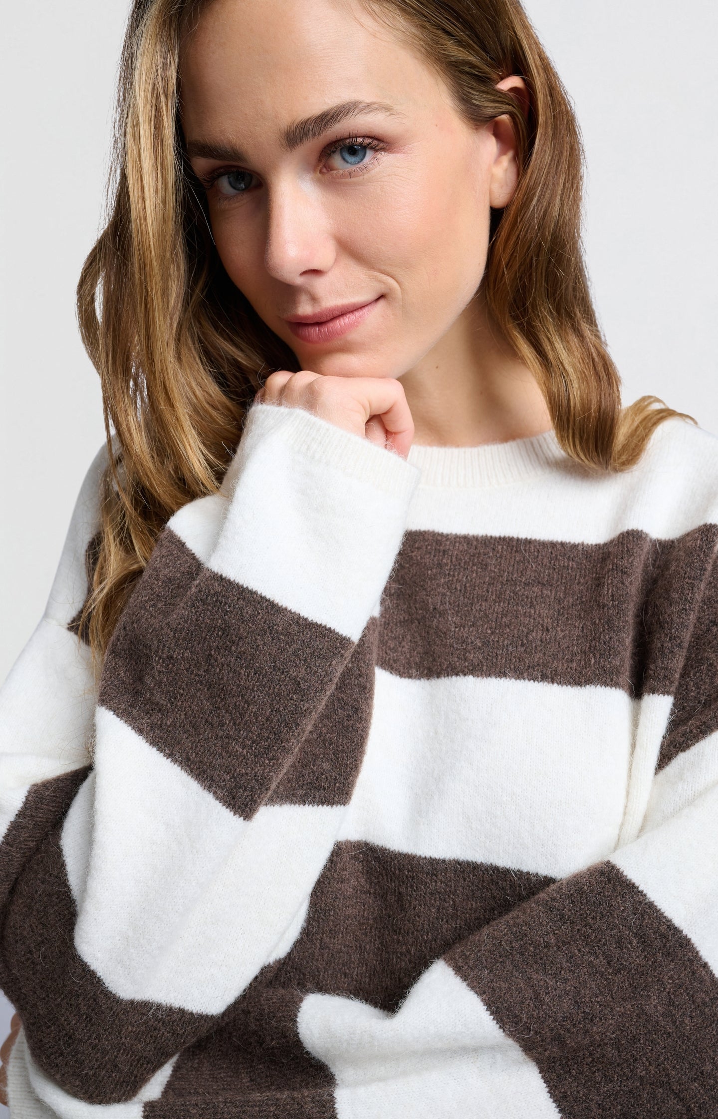 Oversized sweater with wide stripes and long sleeves - Type: lookbook