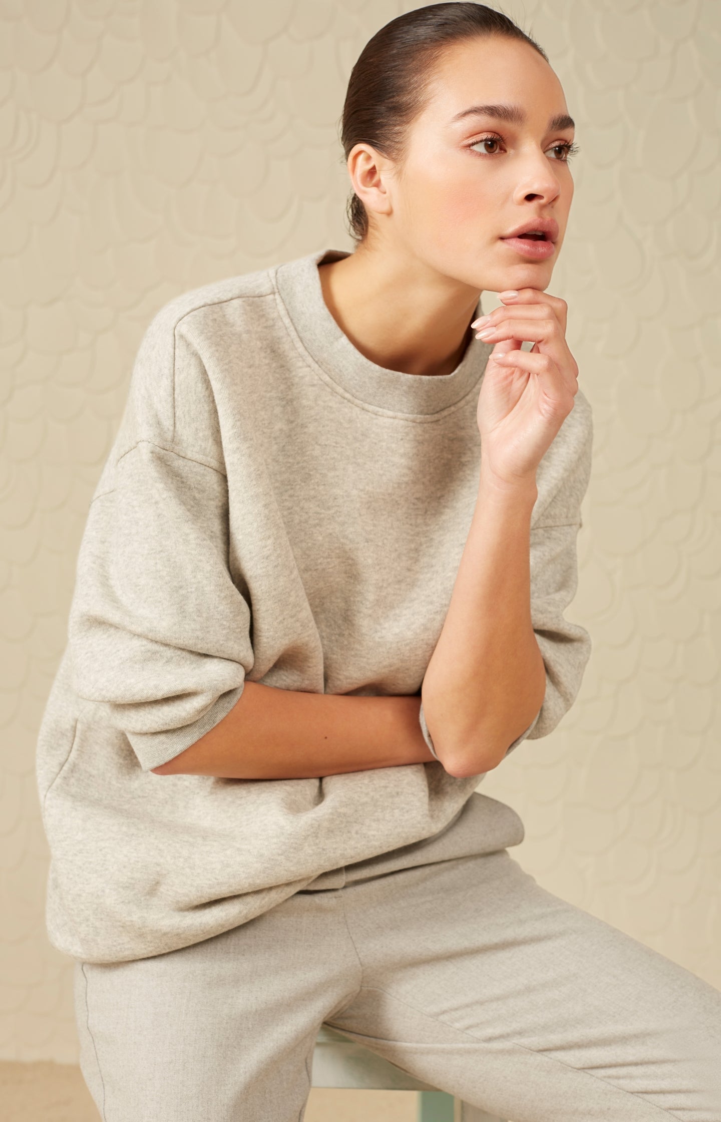 Oversized sweatshirt with crewneck and long sleeves