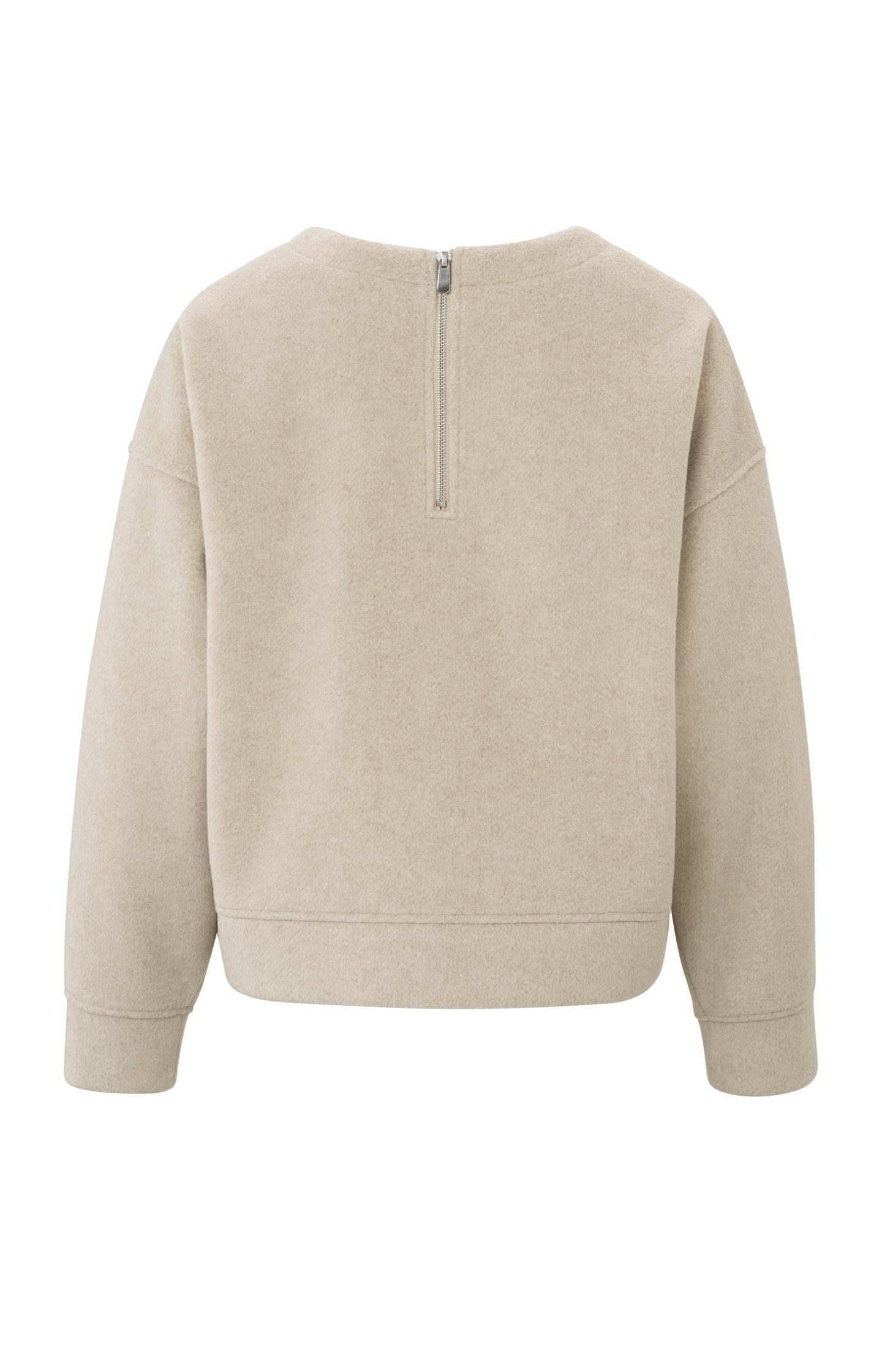 Oversized sweatshirt with round neck, long sleeves and pocket