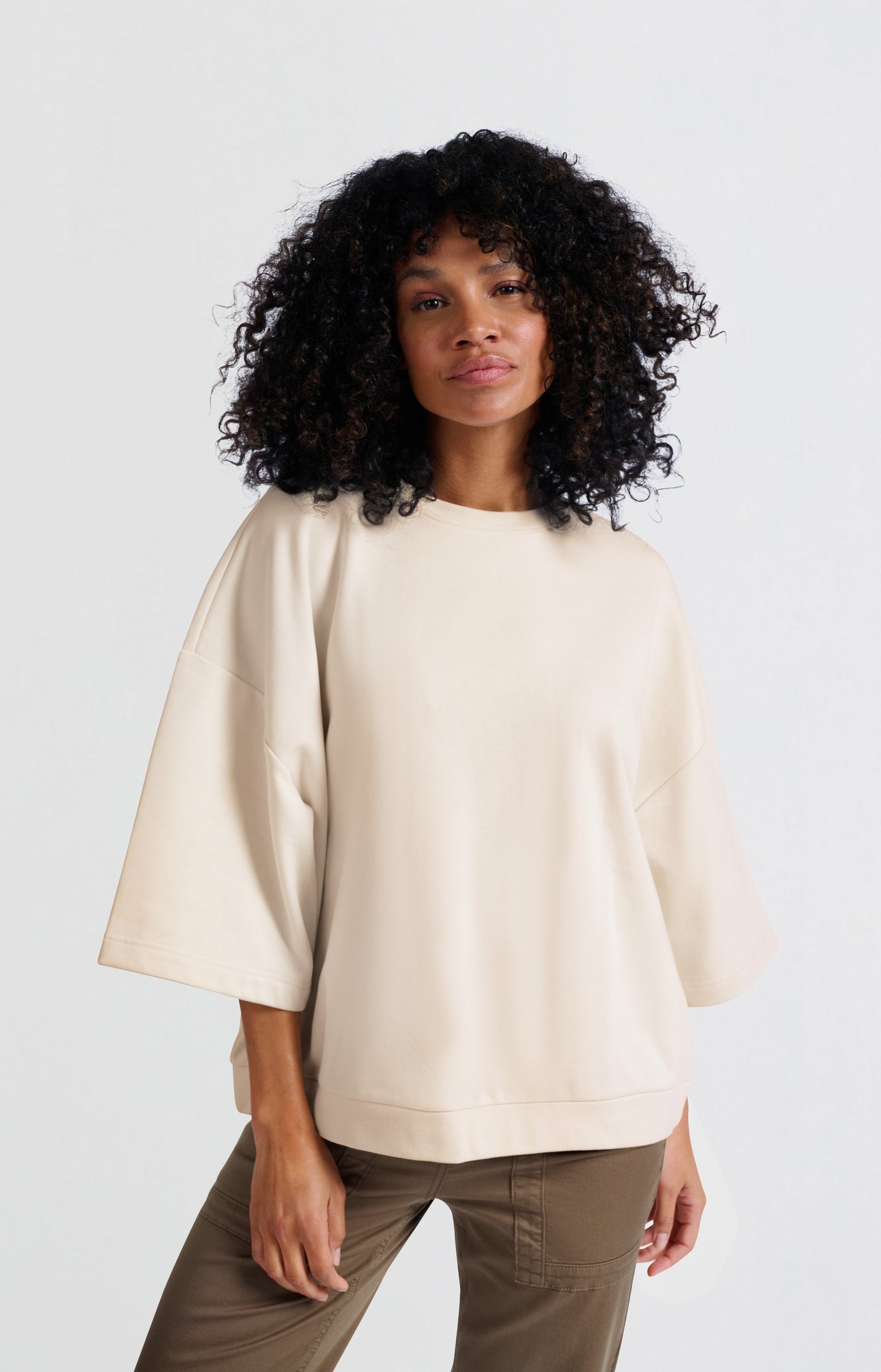 Oversized sweatshirt with short, wide sleeves