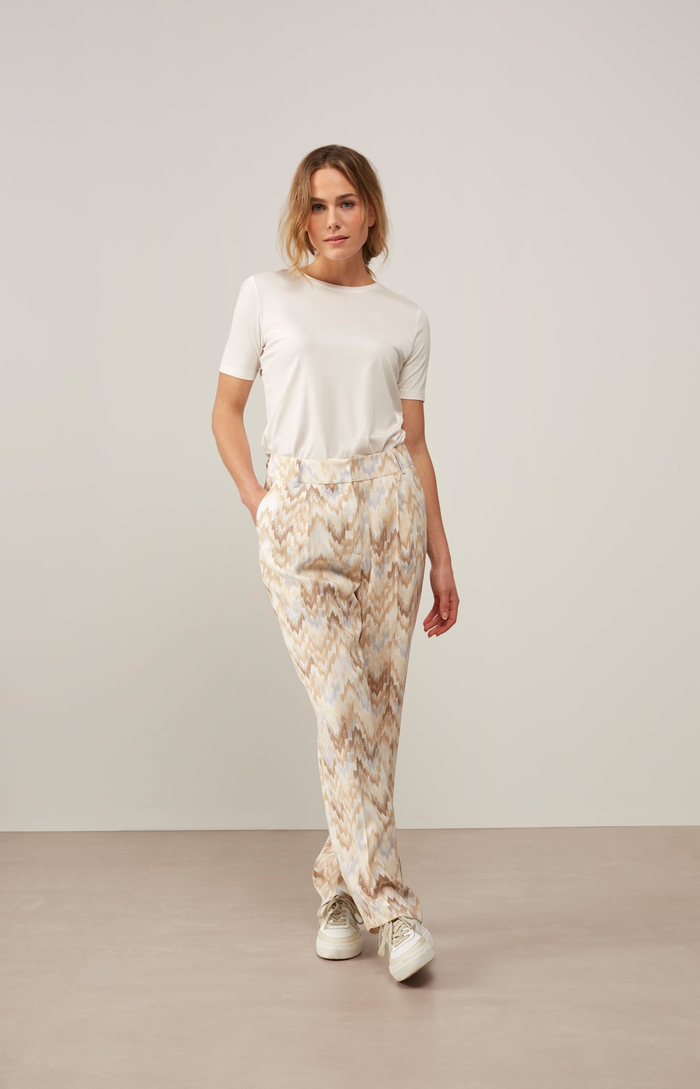 Pantalon with pockets, zip fly and pleated details