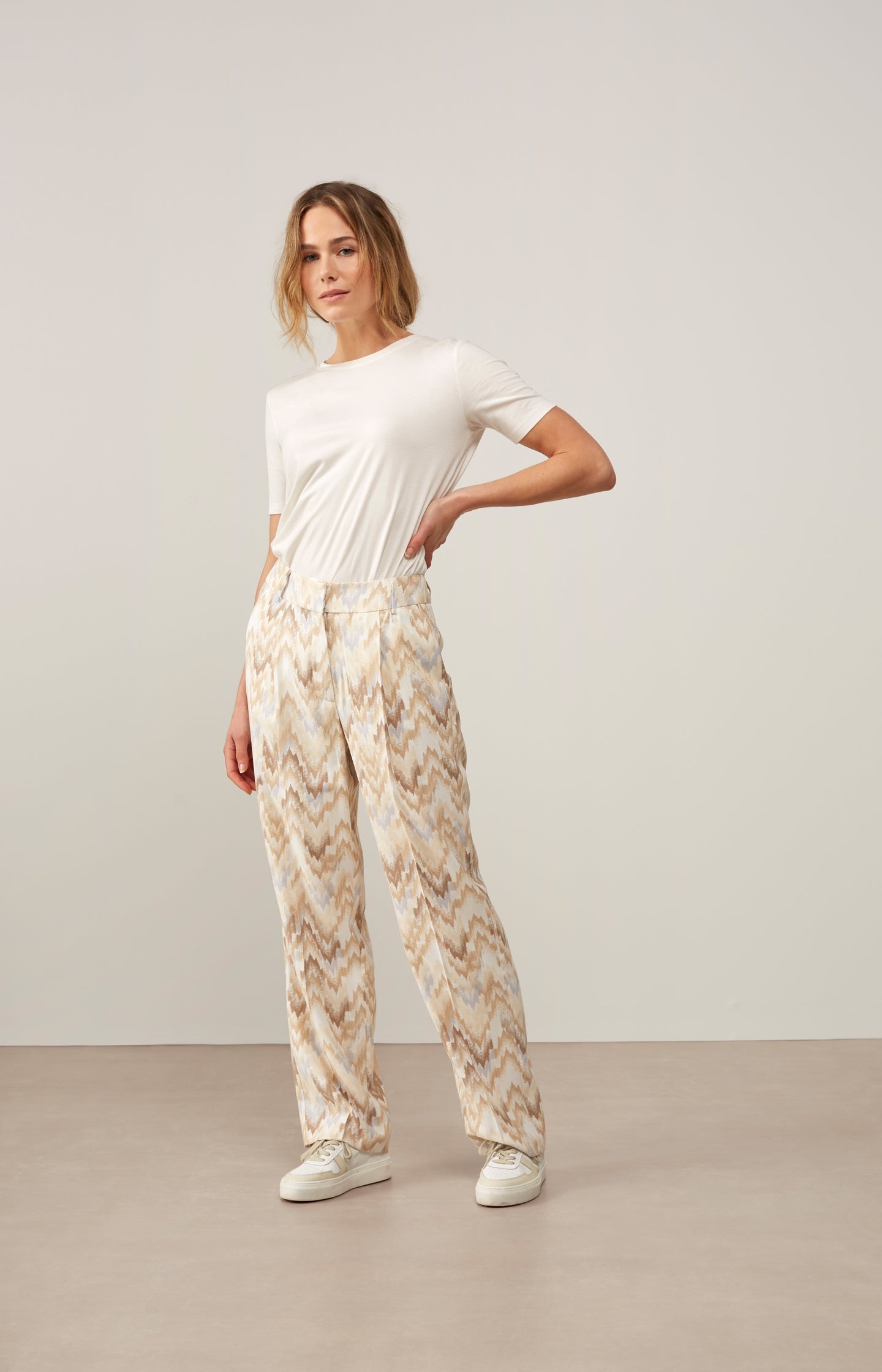 Pantalon with pockets, zip fly and pleated details