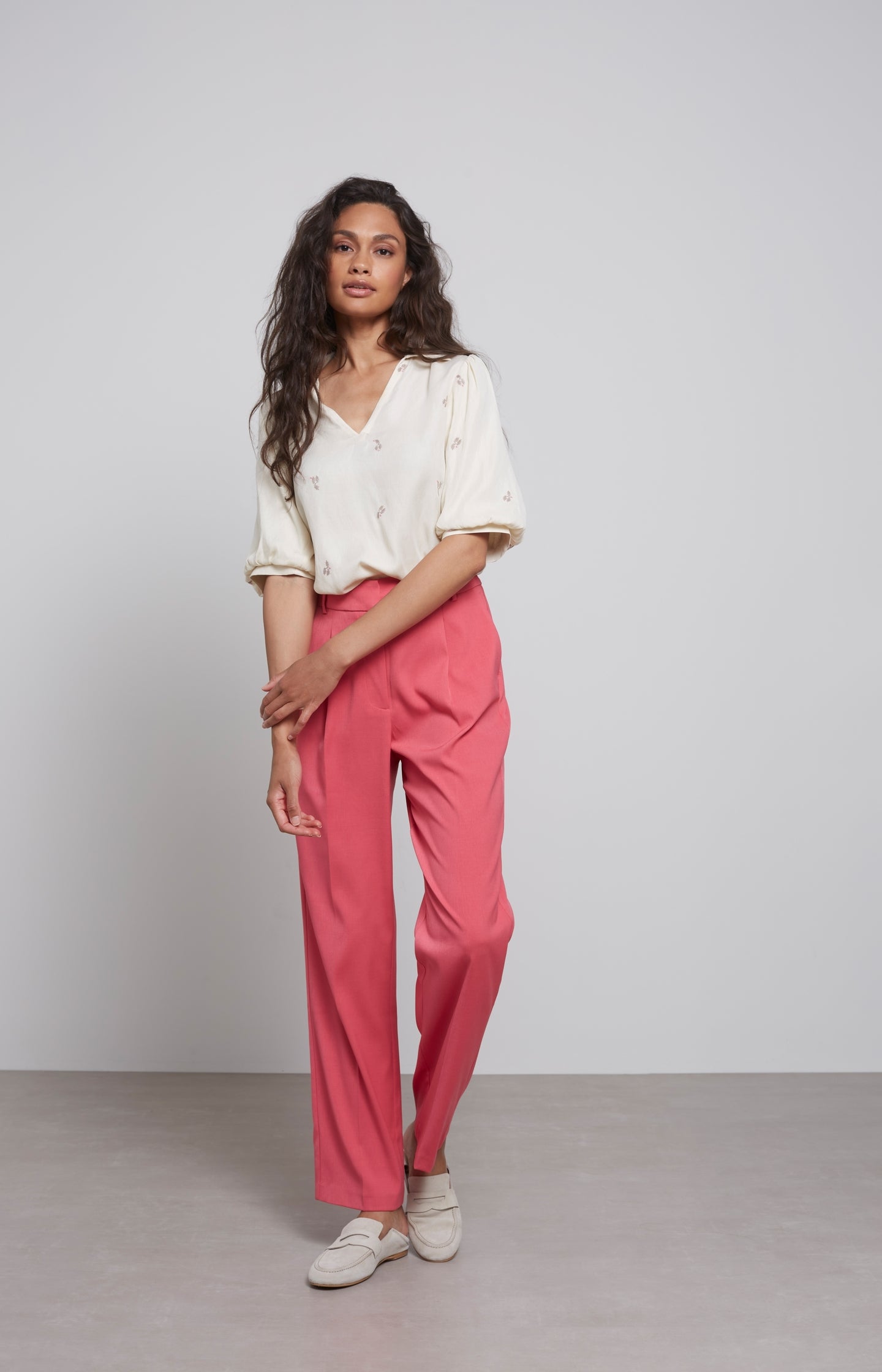 Pantalon with straight fit, mid waist and side pockets