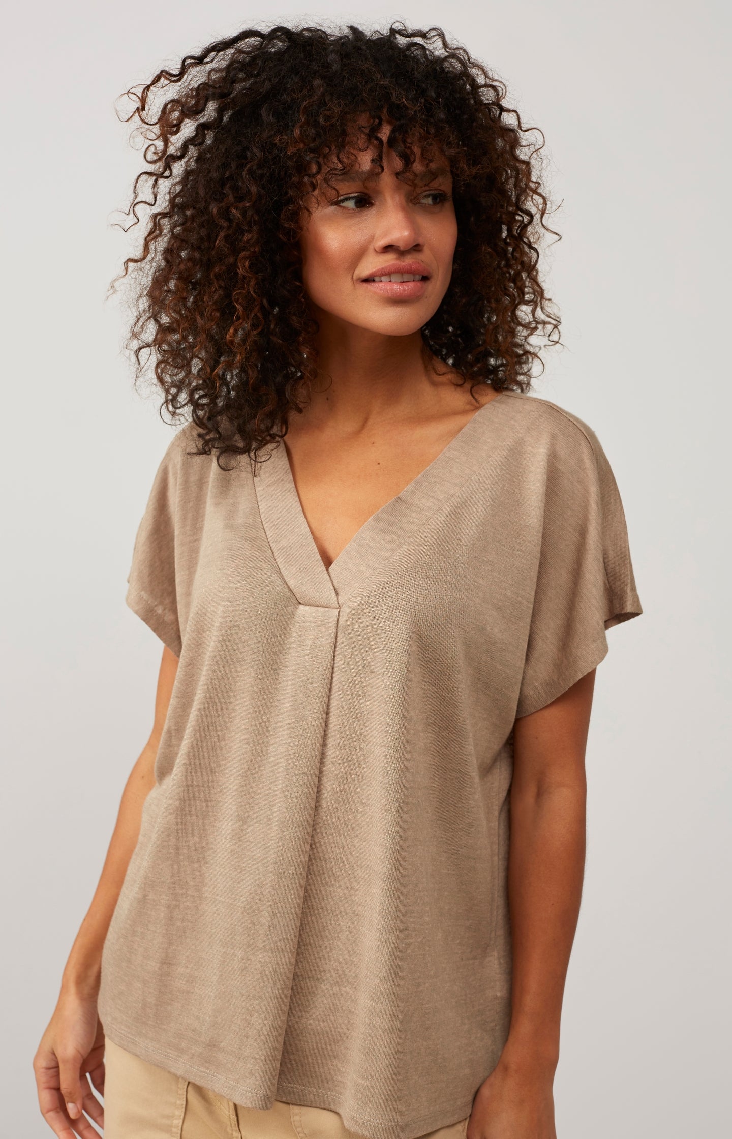 Pleated top with V-neck and short sleeves in boxy fit - Type: lookbook