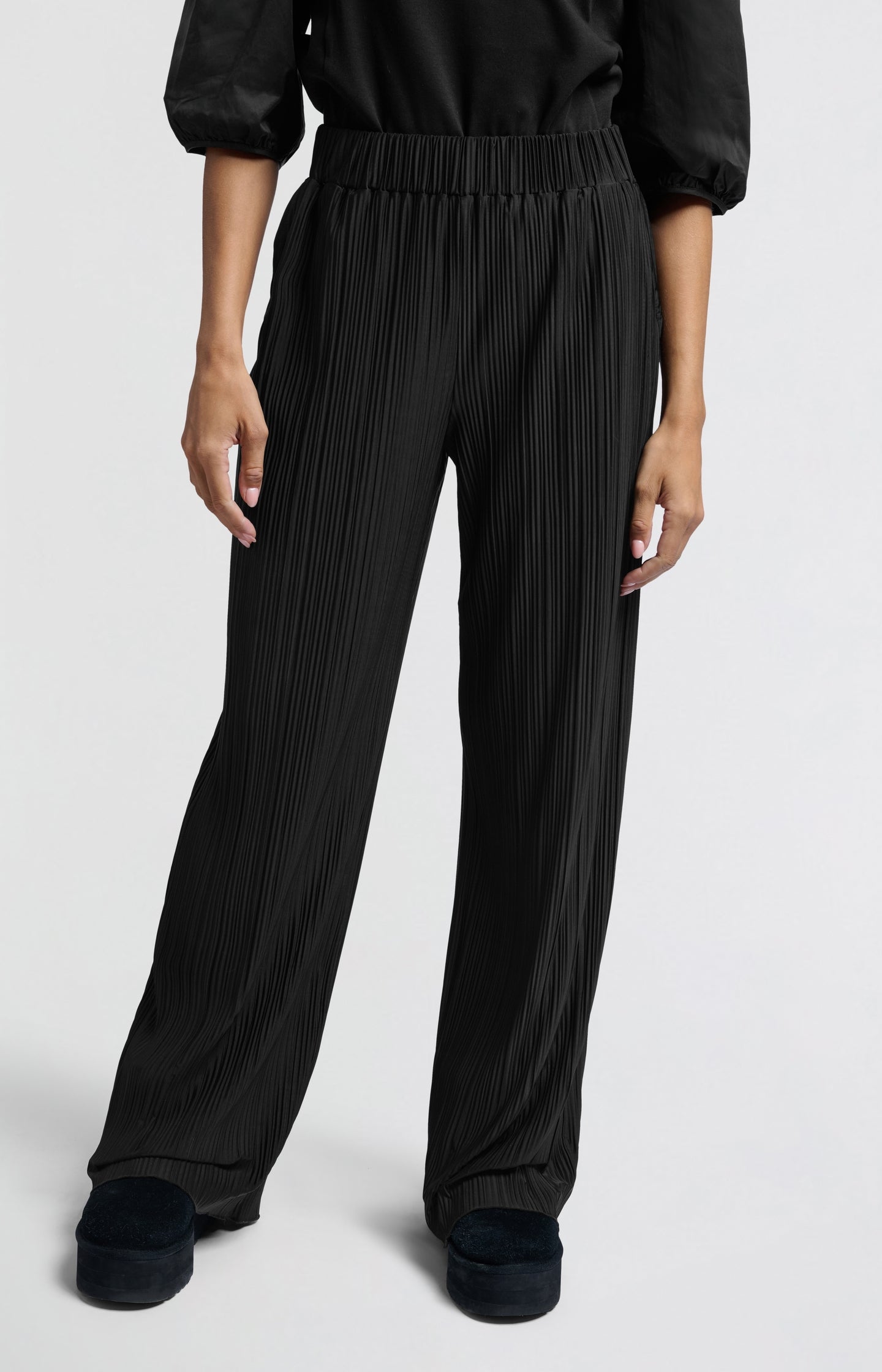 Pleated trousers with elastic waistband and wide legs