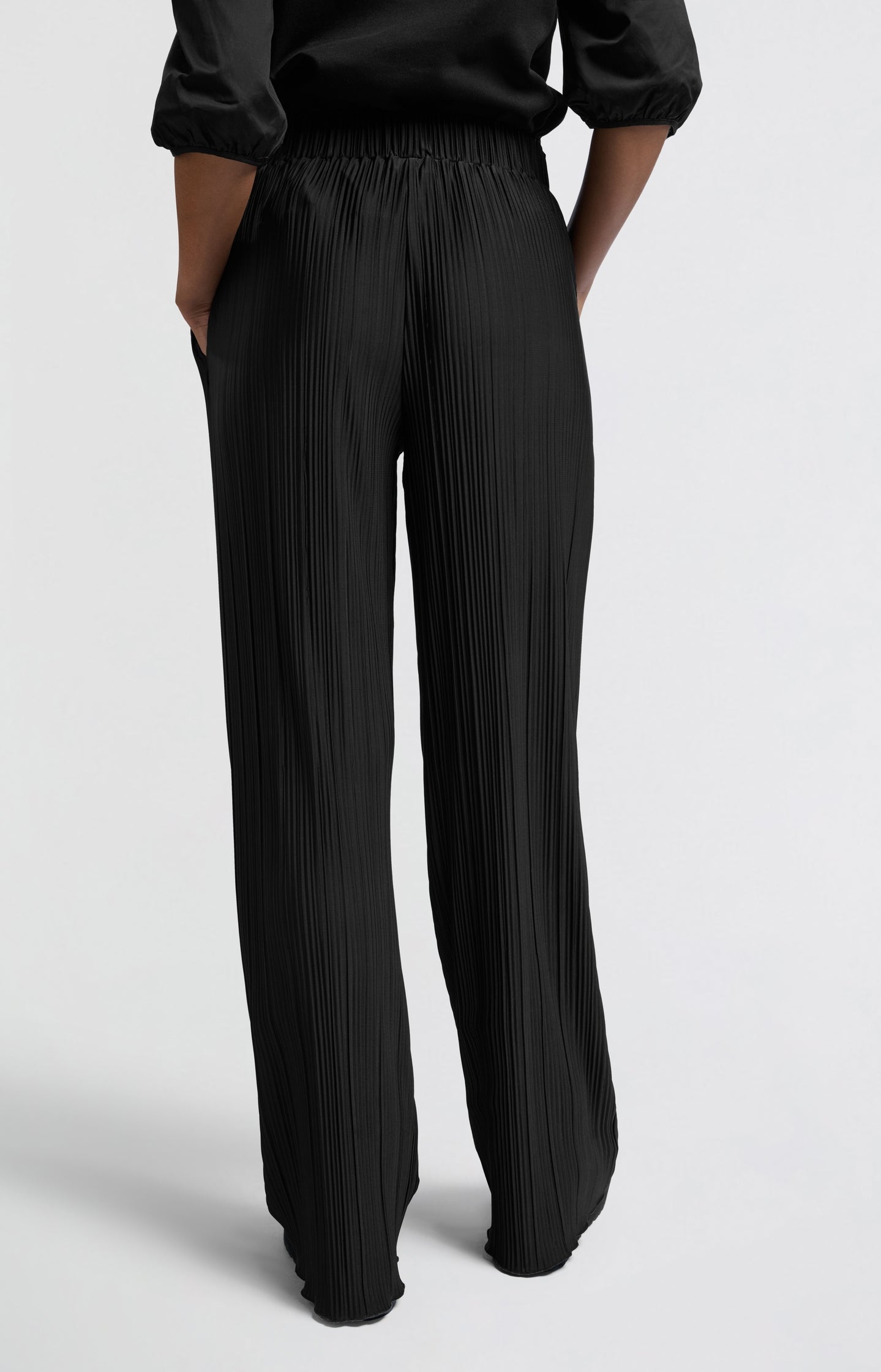 Pleated trousers with elastic waistband and wide legs