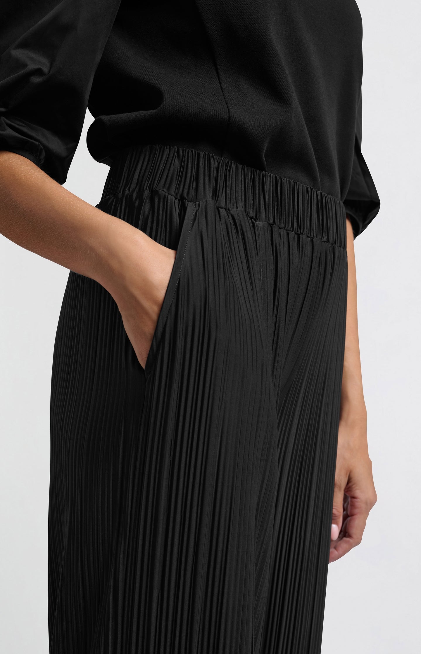 Pleated trousers with elastic waistband and wide legs