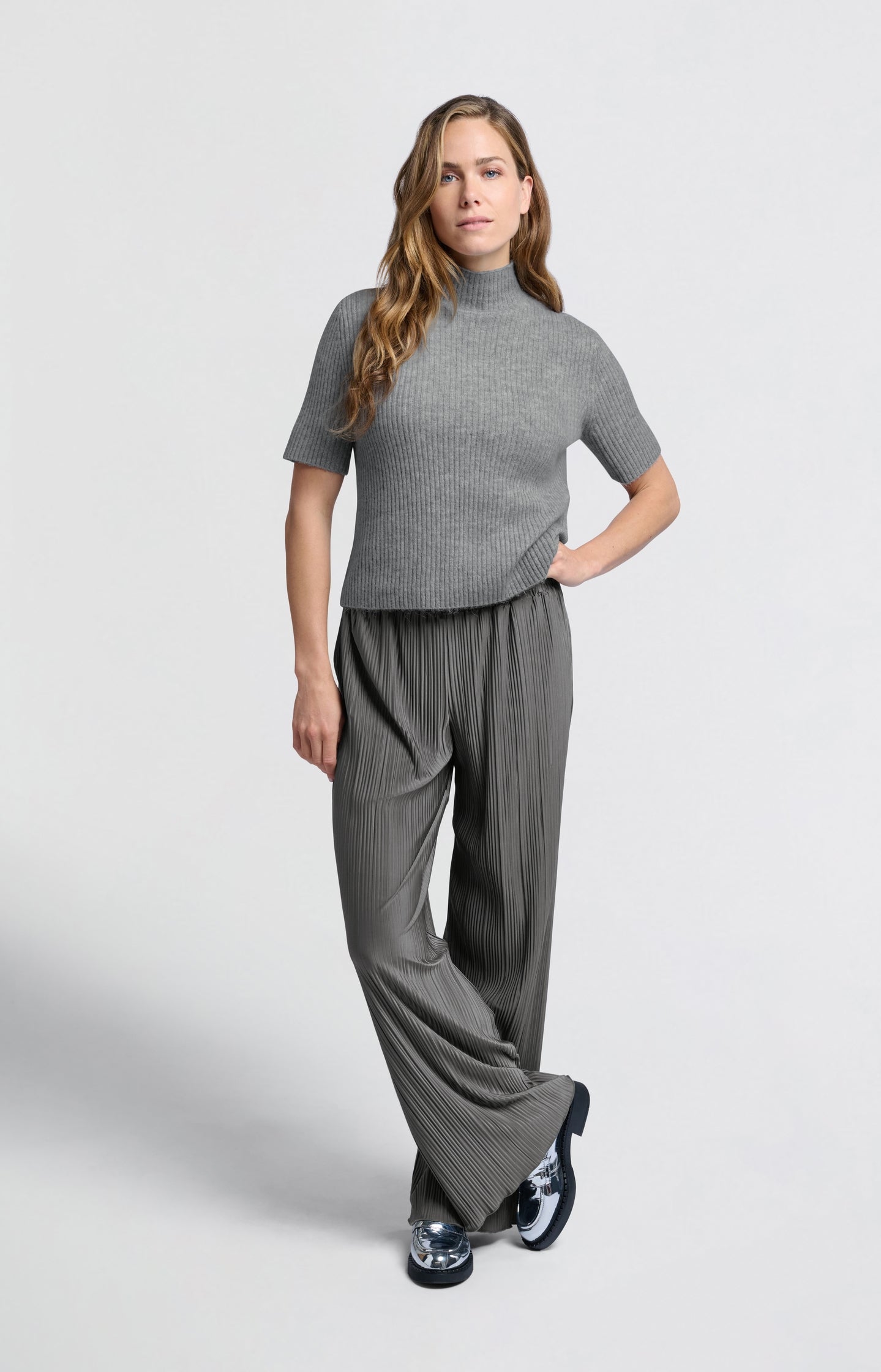Pleated trousers with elastic waistband and wide legs