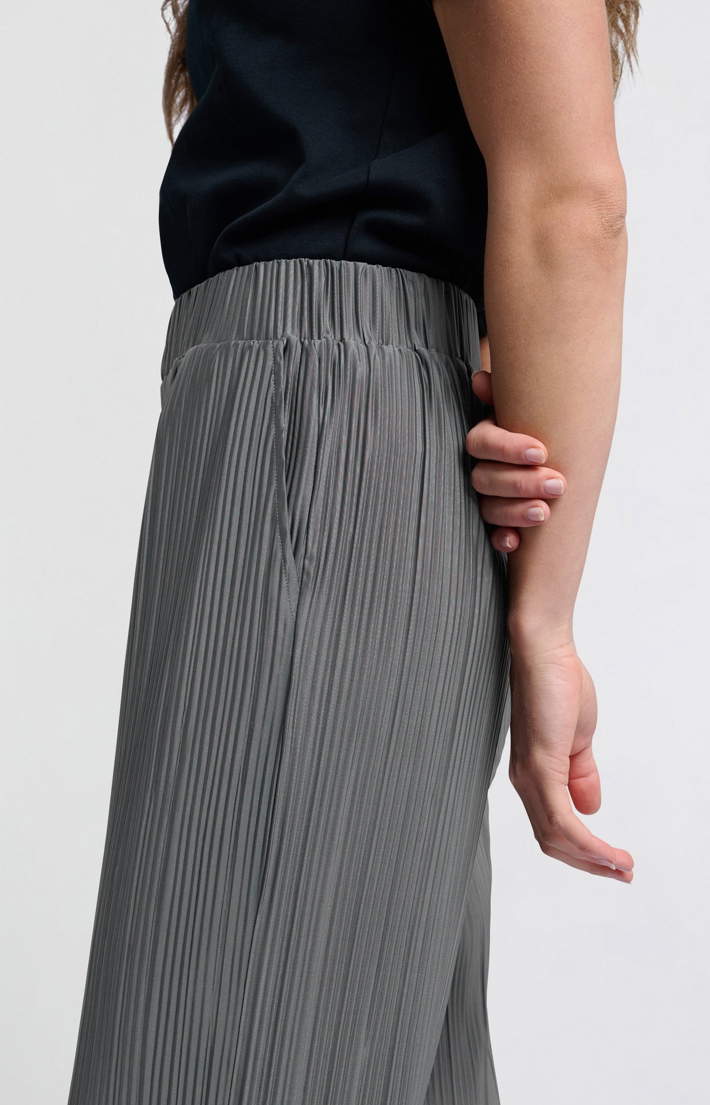 Pleated trousers with elastic waistband and wide legs