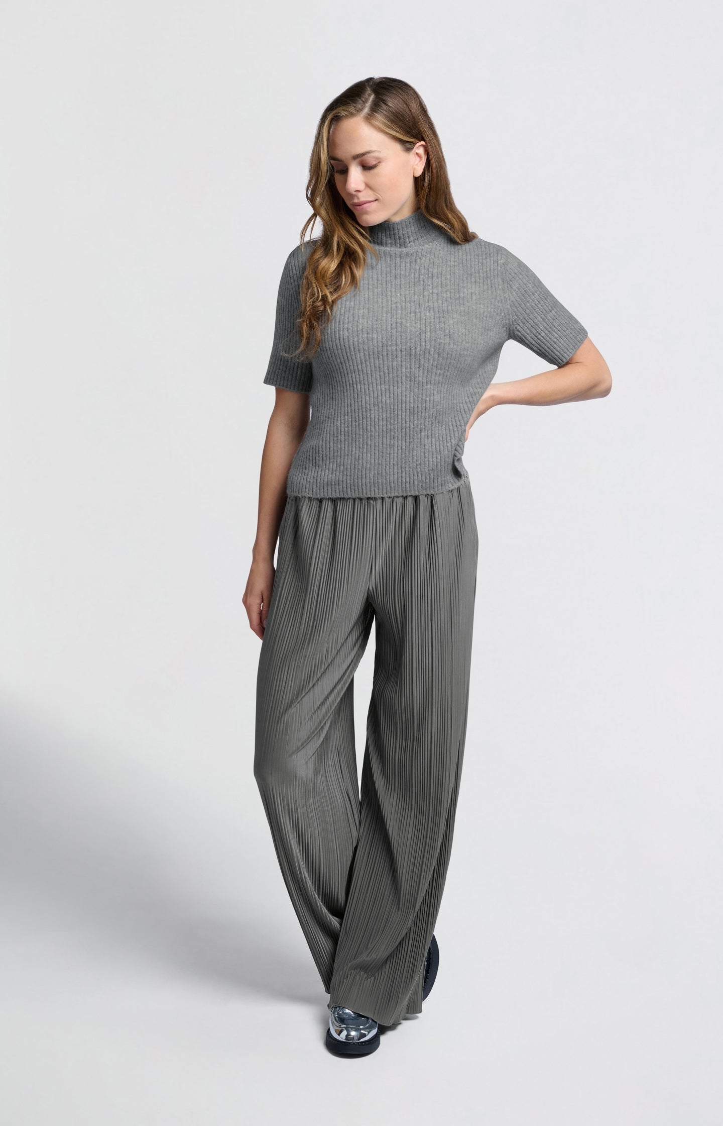 Pleated trousers with elastic waistband and wide legs