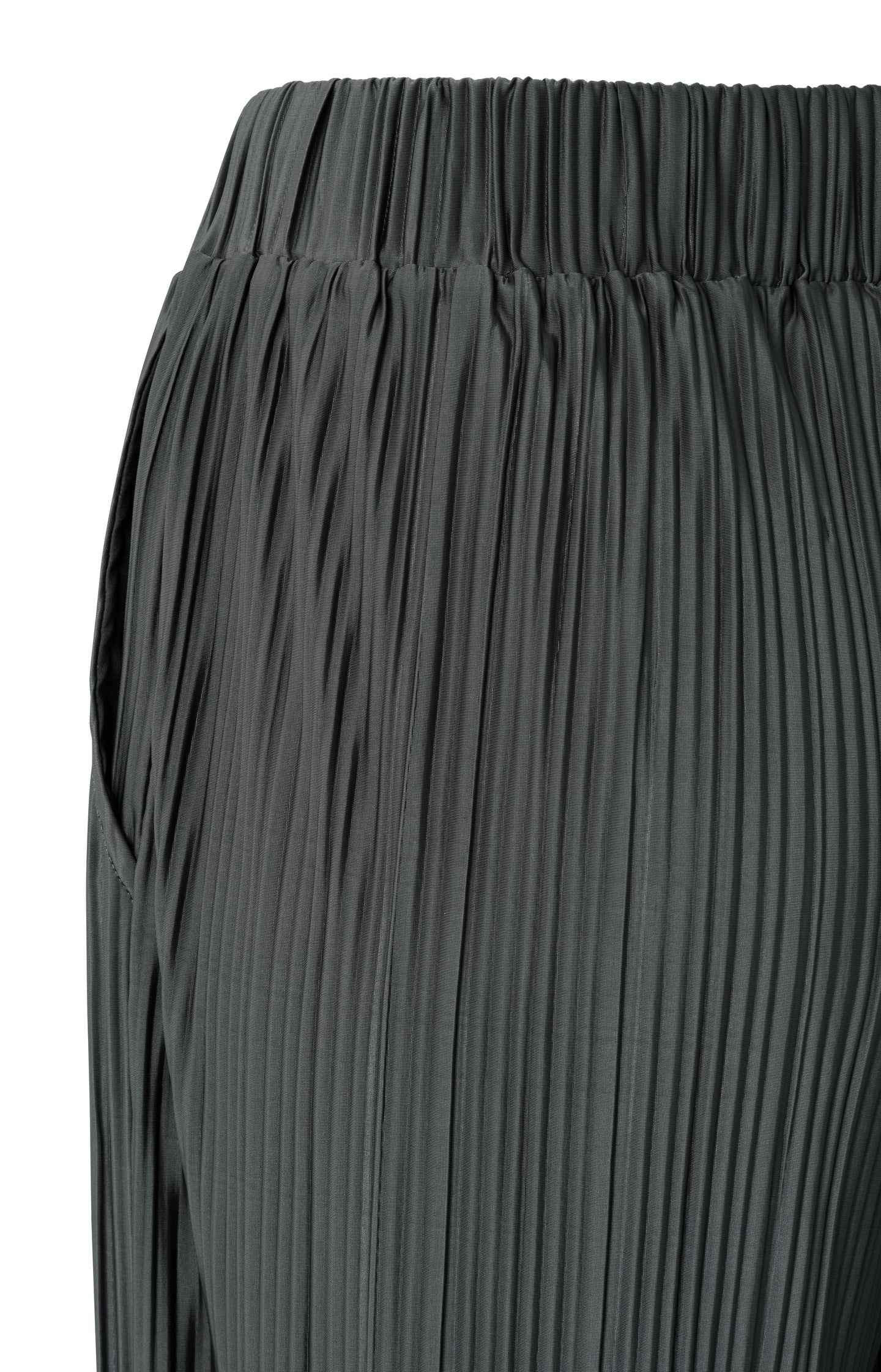 Pleated trousers with elastic waistband and wide legs