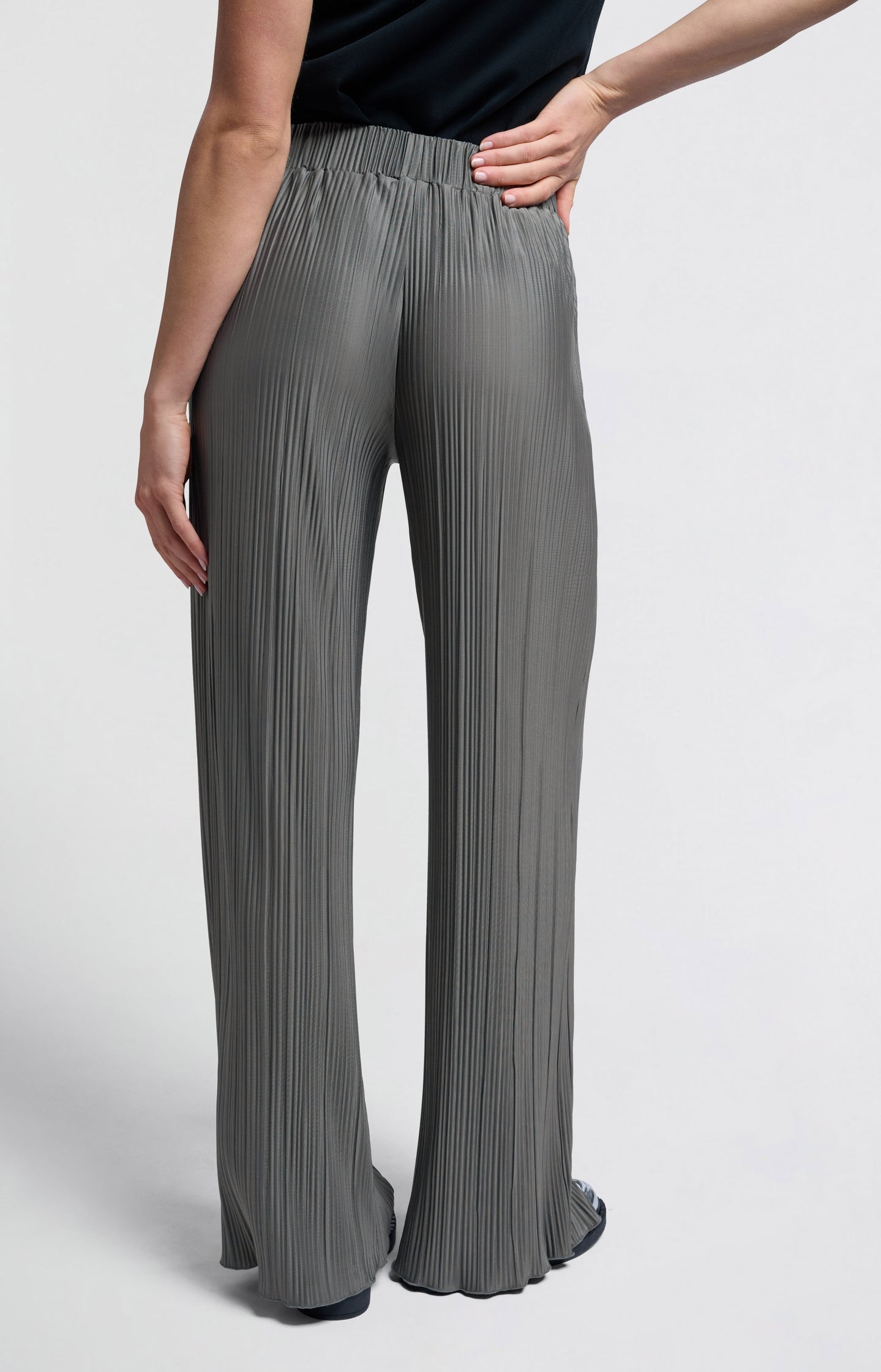 Pleated trousers with elastic waistband and wide legs