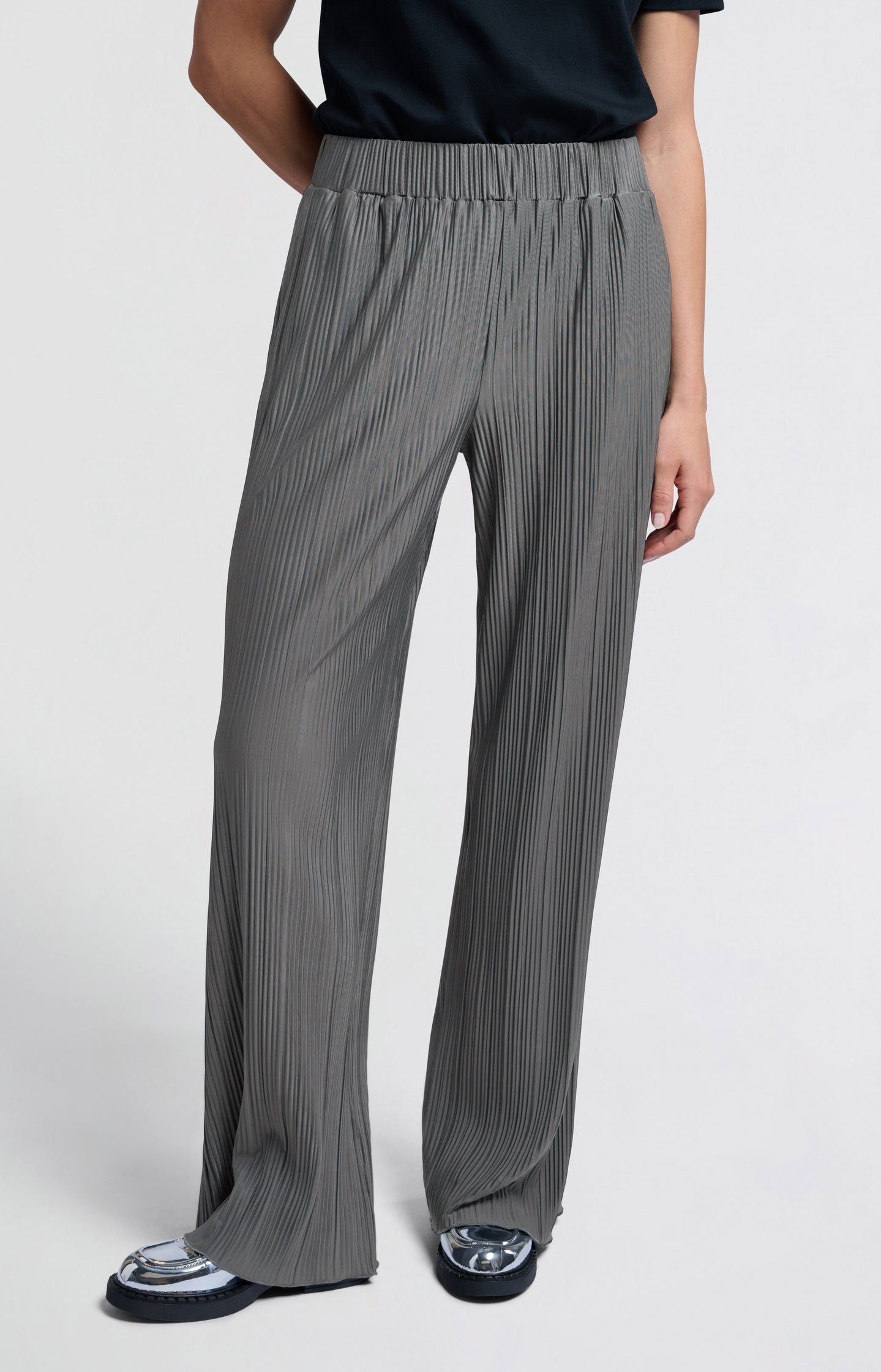 Pleated trousers with elastic waistband and wide legs