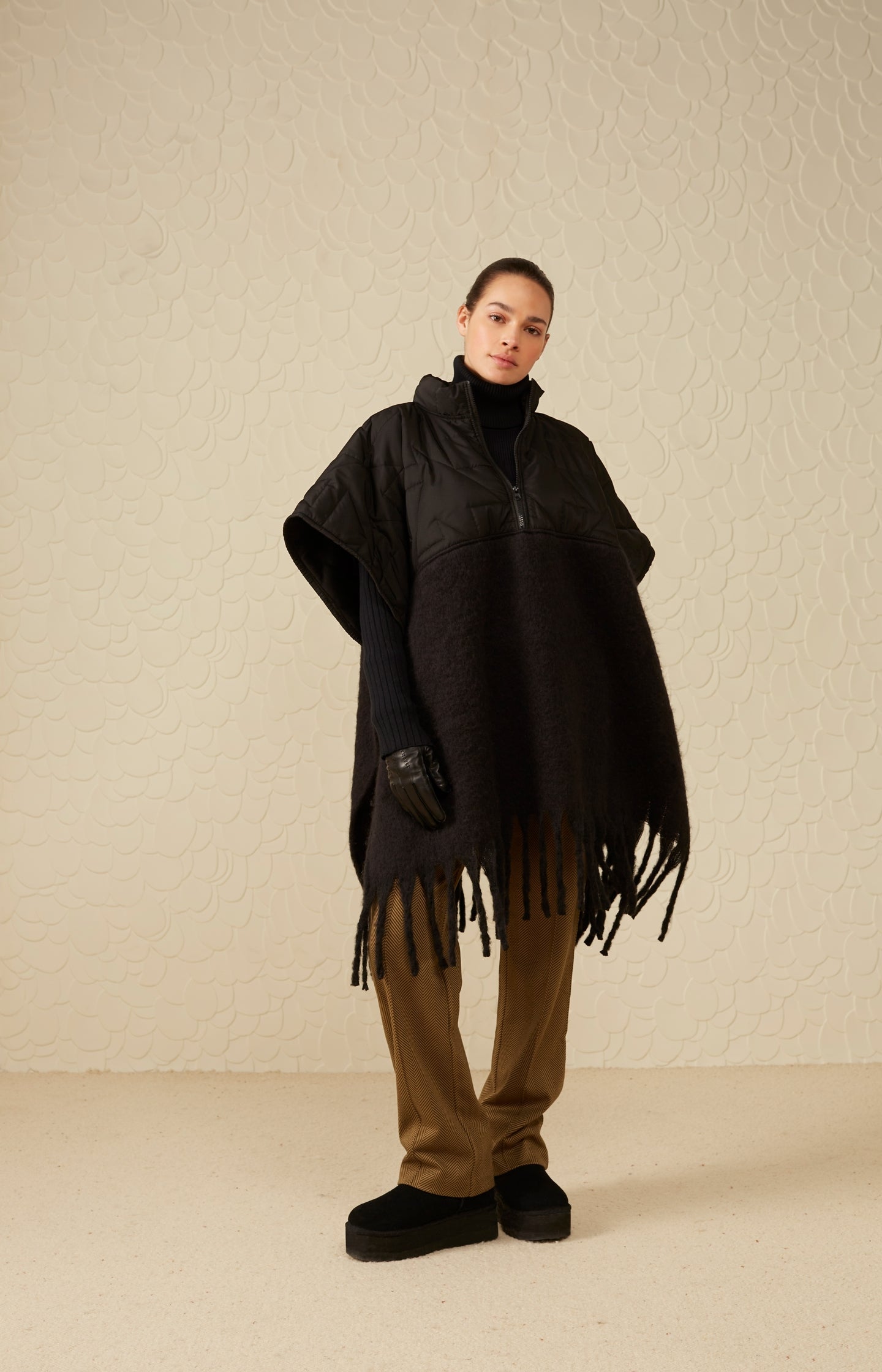 Poncho with zipper, tassels and quilted top - Black - Type: lookbook