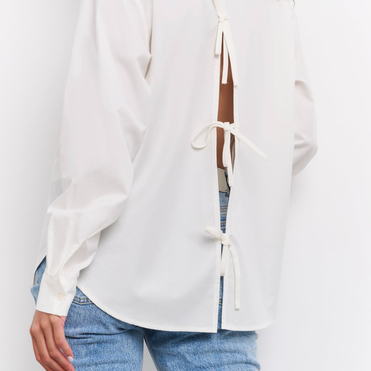Front Bow Poplin Blouse Poplin blouse with bow details on the back