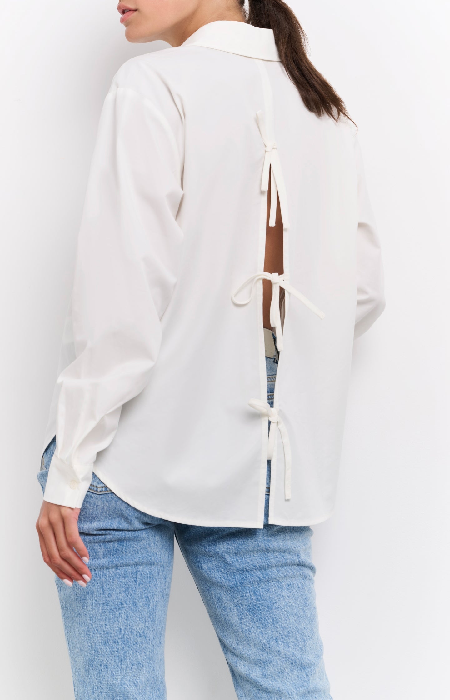 Poplin blouse with bow details on the back - Type: lookbook