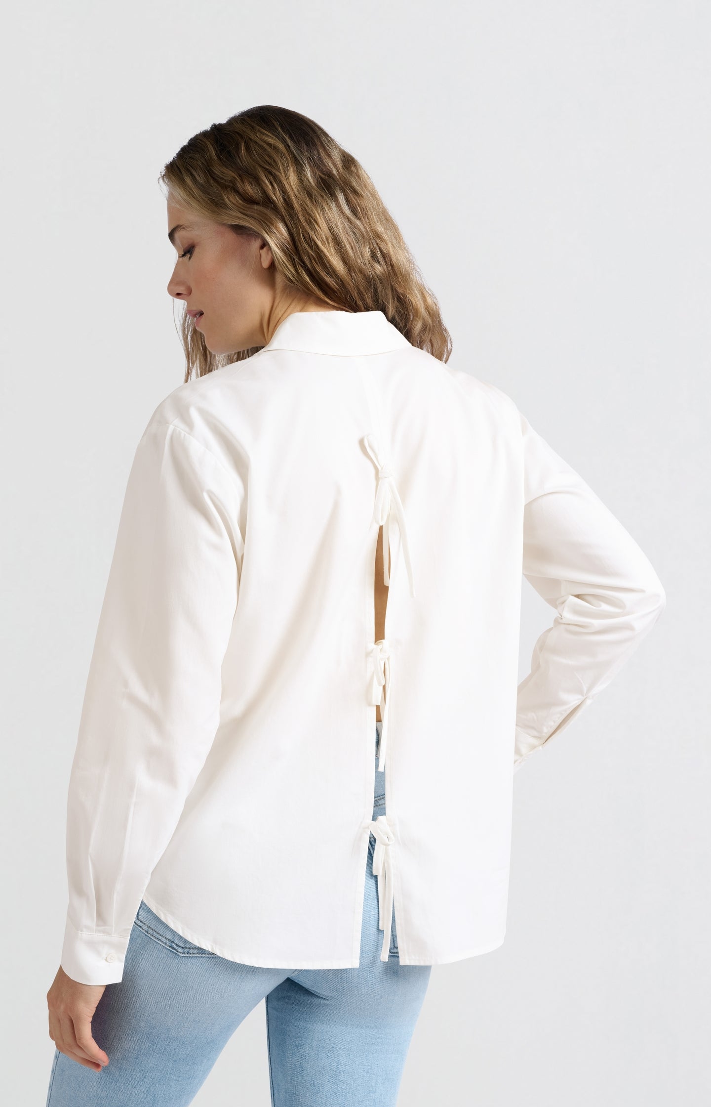 Poplin blouse with bow details on the back