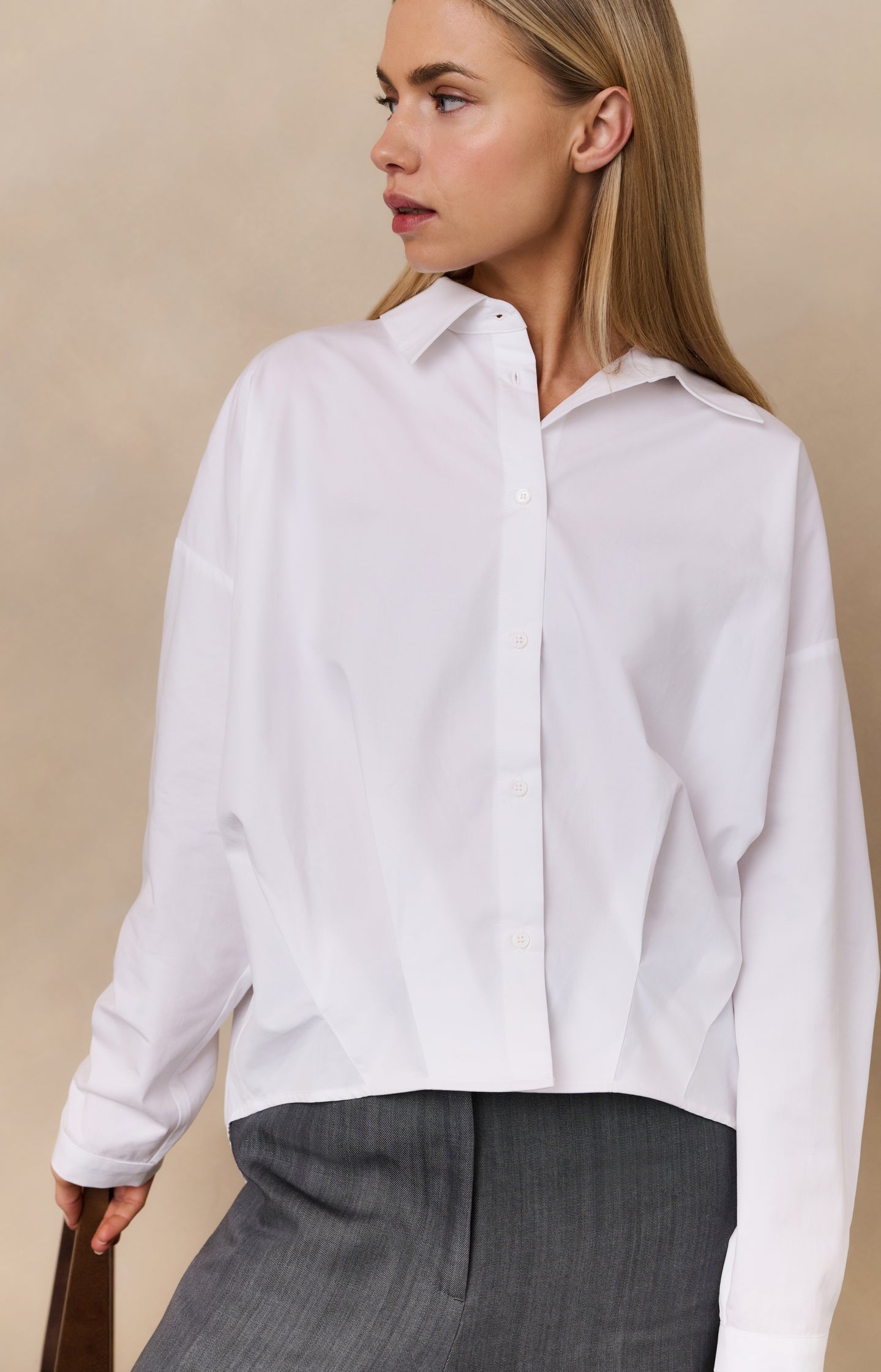Poplin blouse with front pleat details and classic collar - Type: lookbook