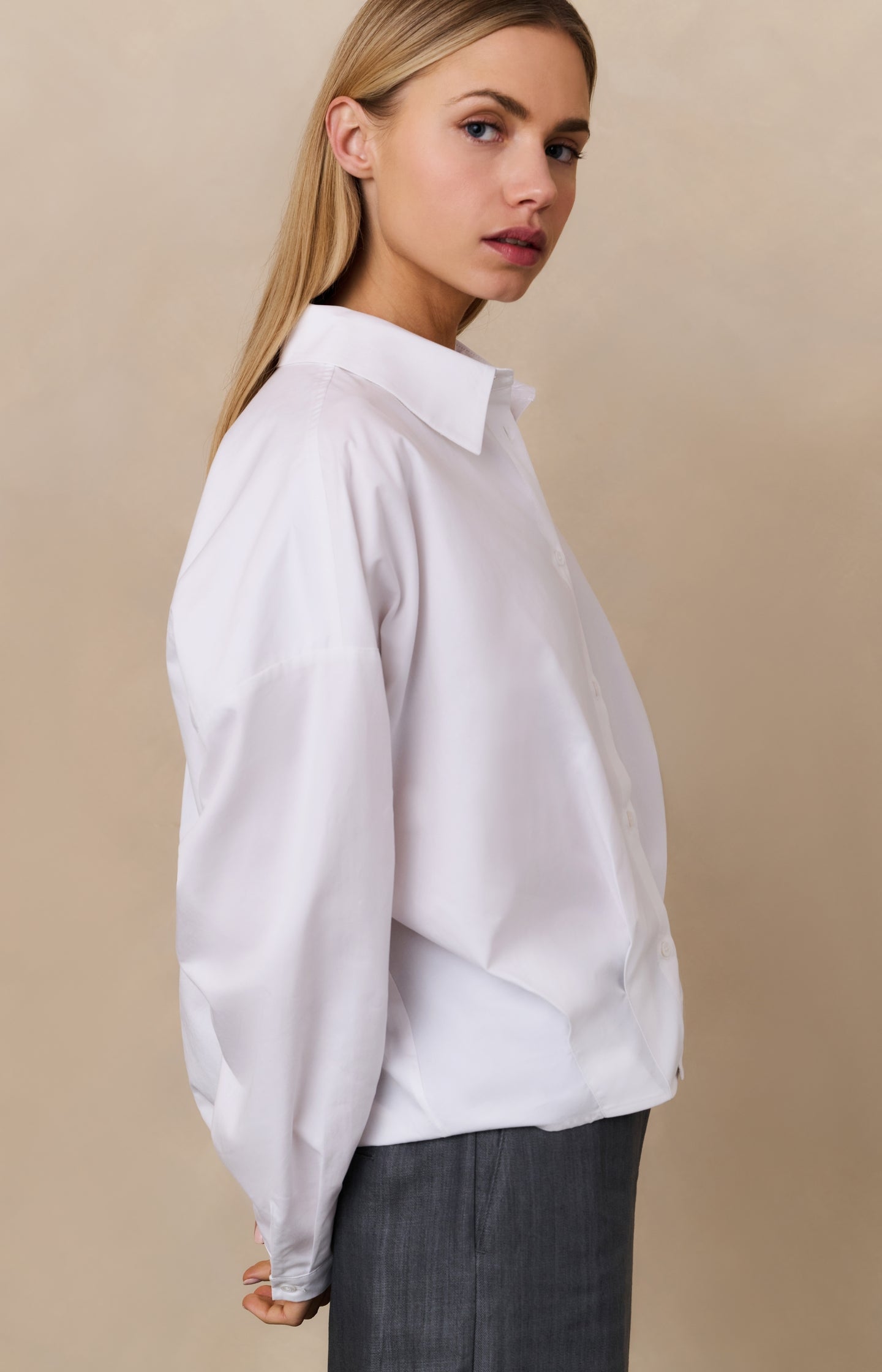 Poplin blouse with front pleat details and classic collar