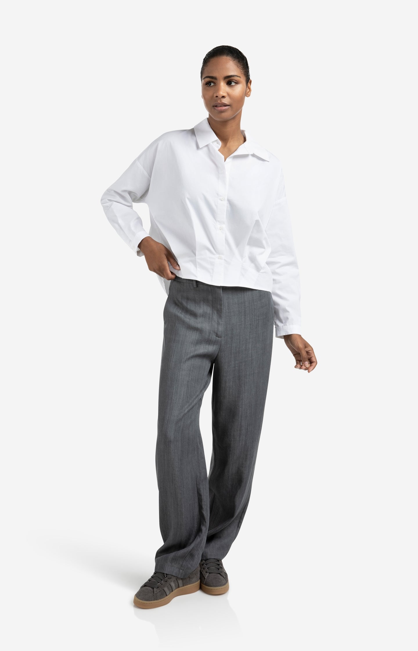 Poplin blouse with front pleat details and classic collar