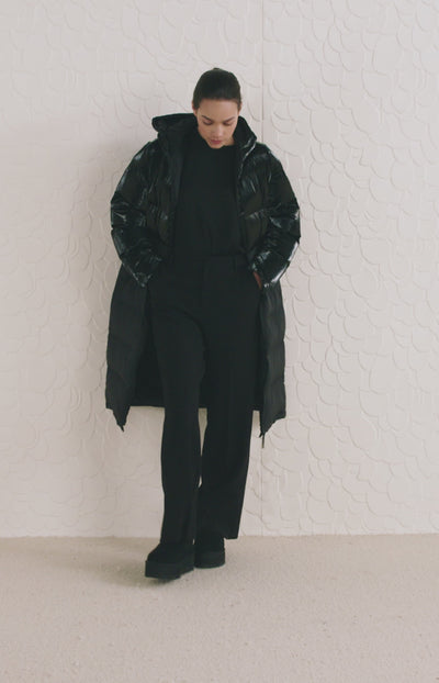 Long puffer jacket with long sleeves, hoodie and pockets