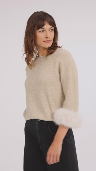 Sweater with detachable faux fur cuffs - Type: video