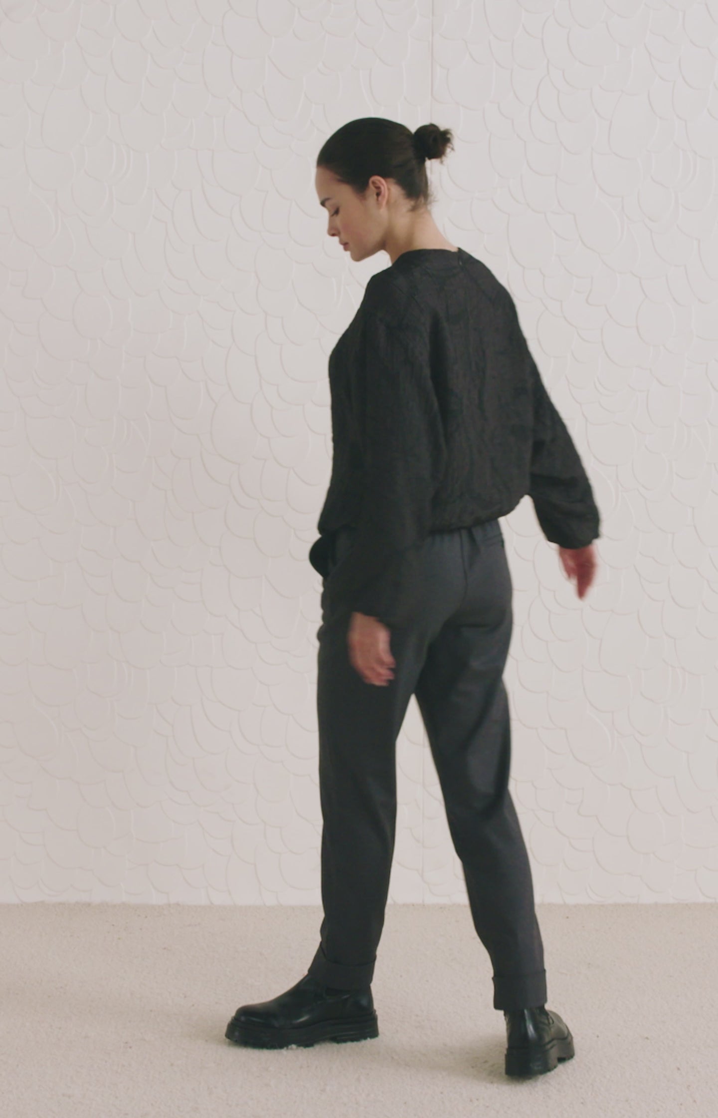 Soft pantalon with straight leg, pockets and zip fly - Type: video